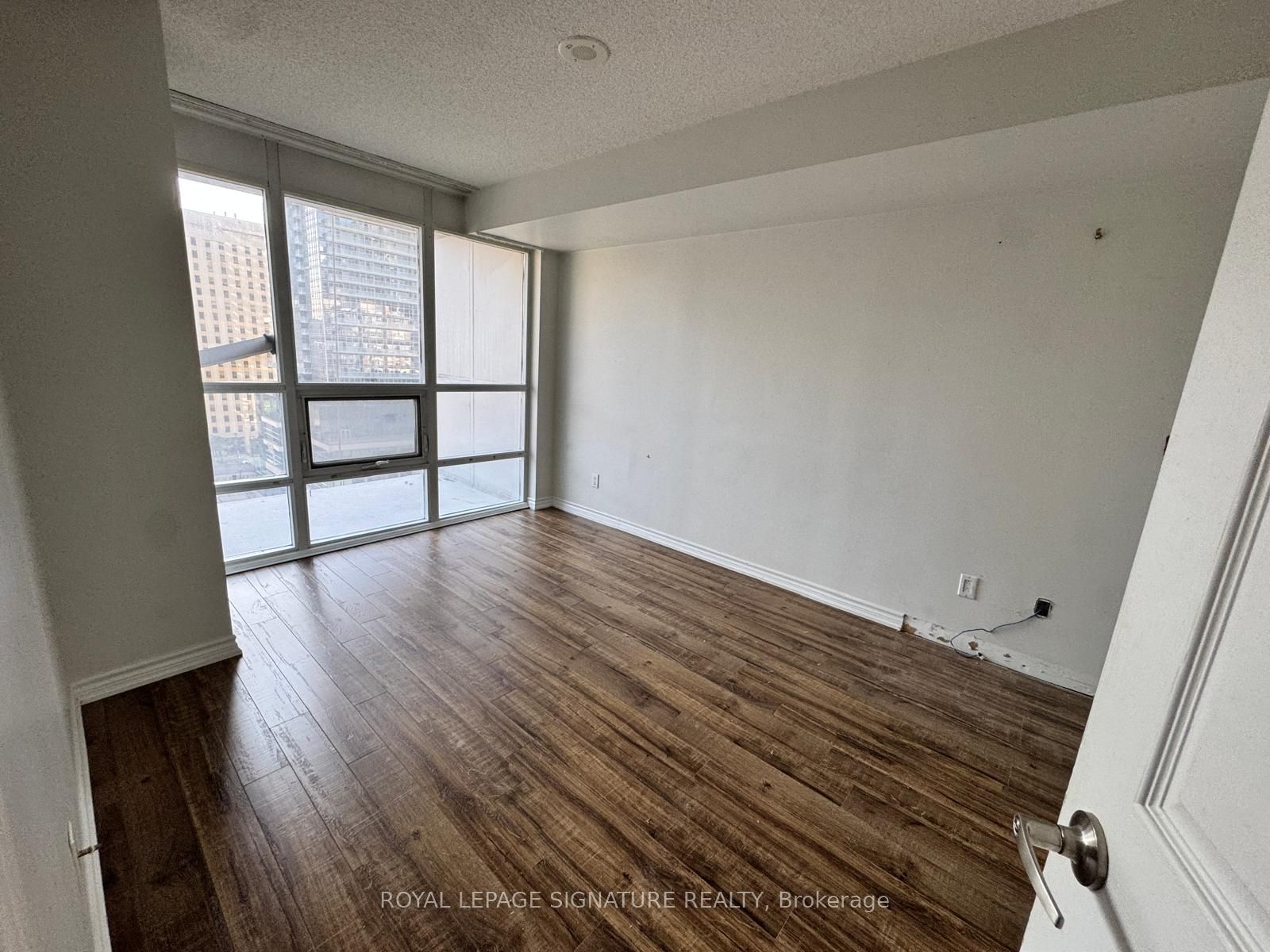 761 Bay Street 1204, Toronto, ON M5G 2R2 photo 4