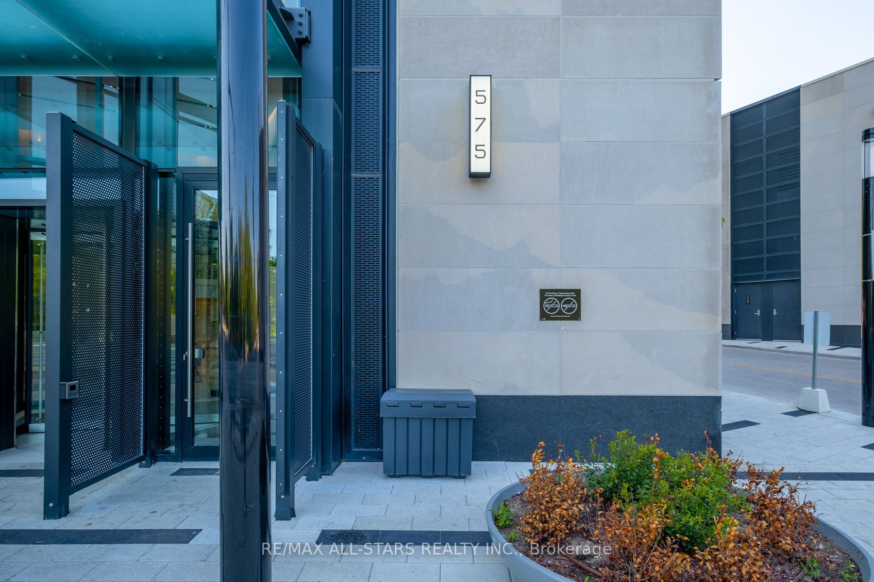575 Bloor Street E 2302, Toronto, ON M4X 1J8 photo 3