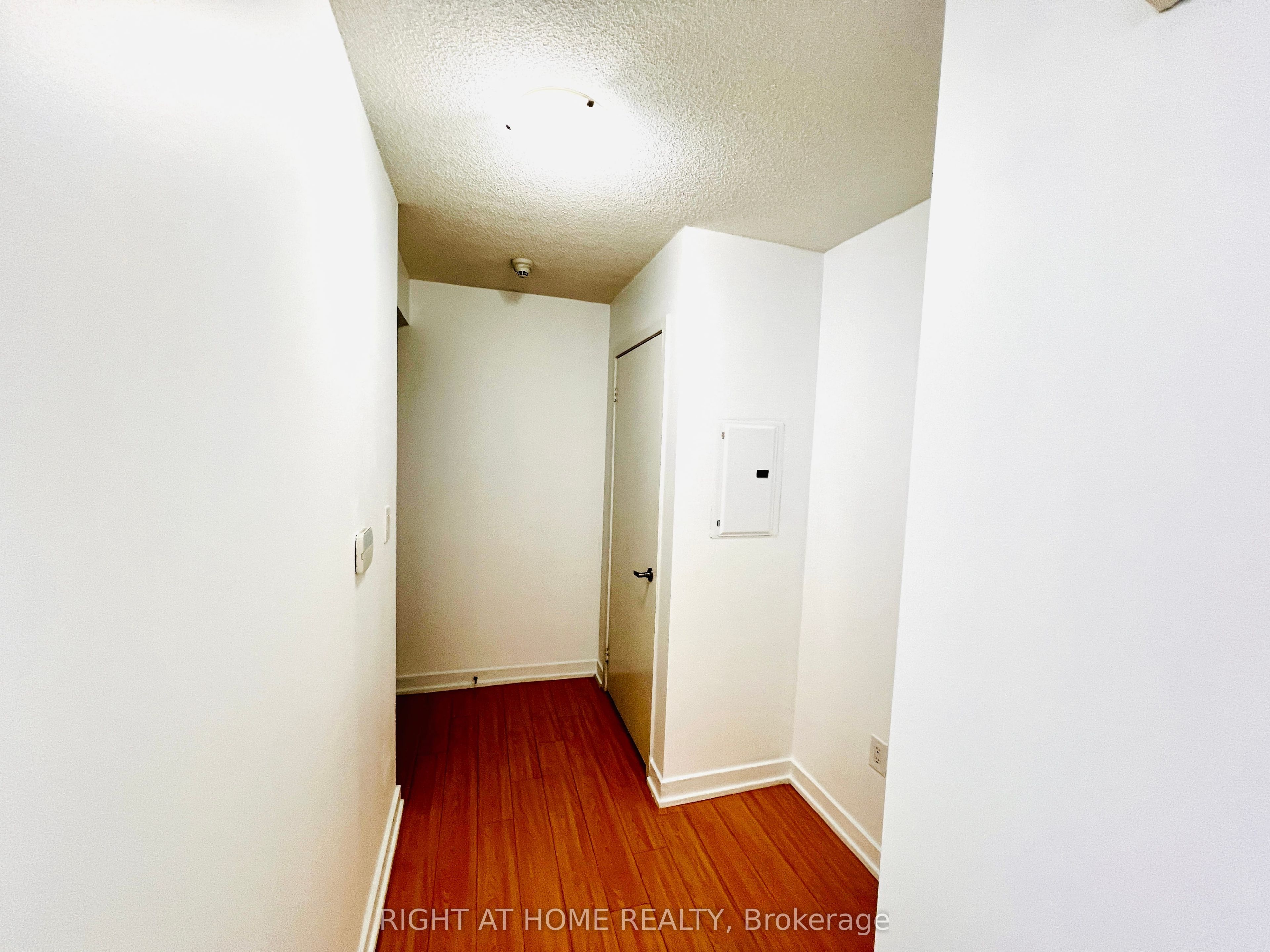 25 Capreol Court 2507, Toronto, ON M5V 3Z7 photo 5