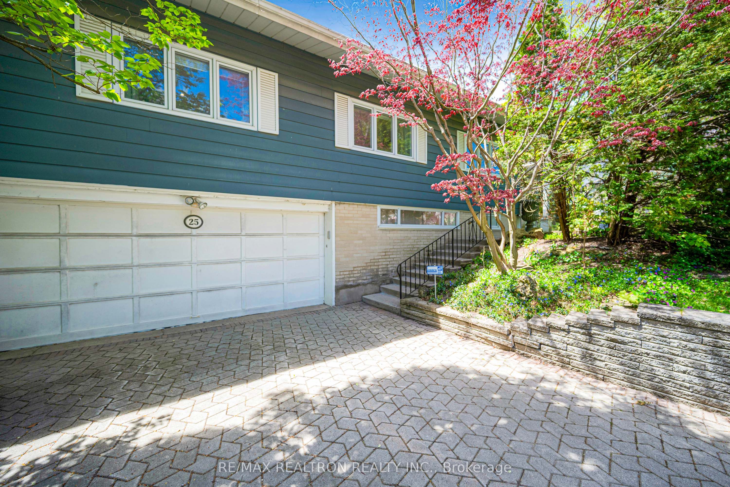 25 Vernham Court, Toronto, ON M2L 2B3 photo 2