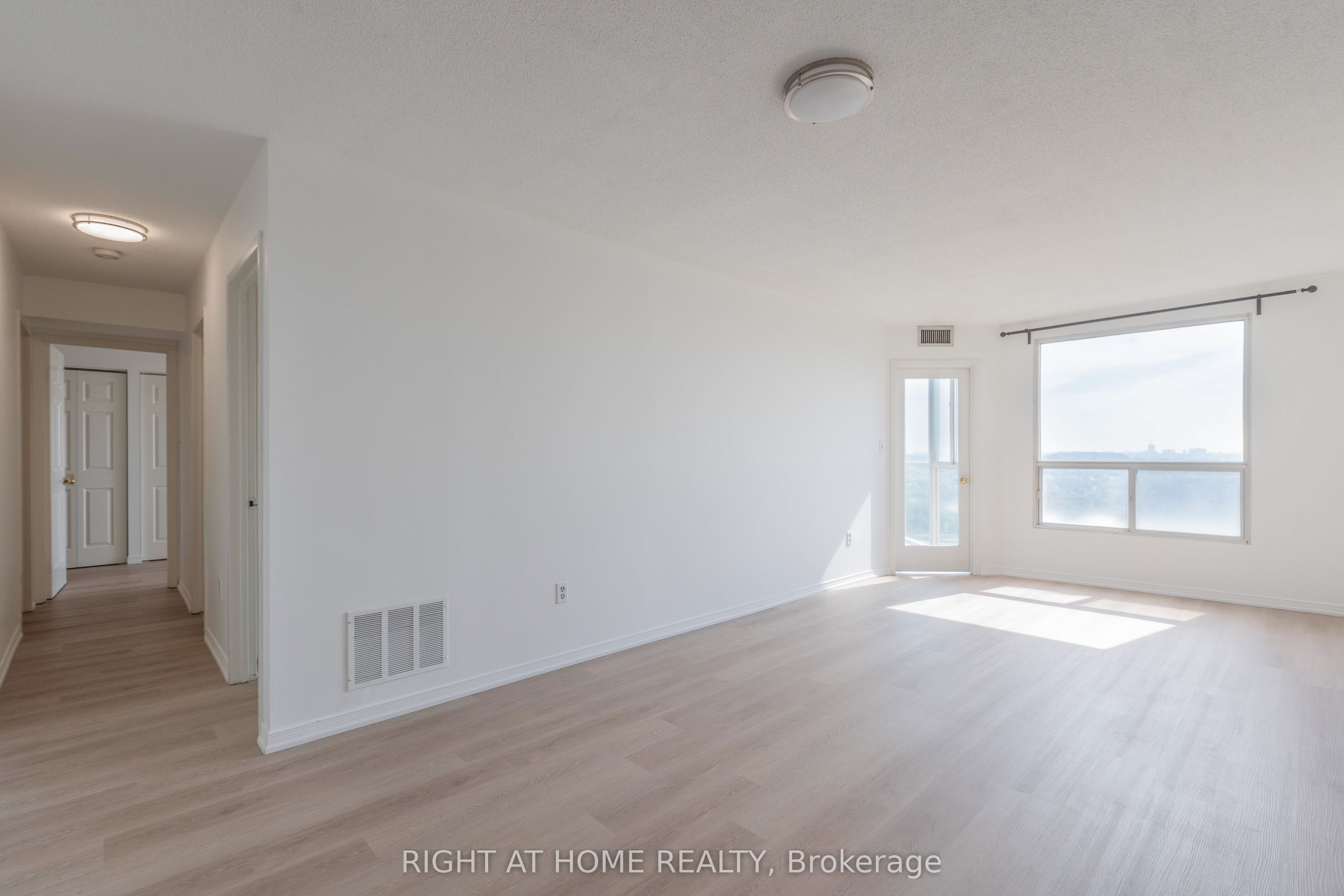 5 Concorde Place 2211, Toronto, ON M3C 3M8 photo 5