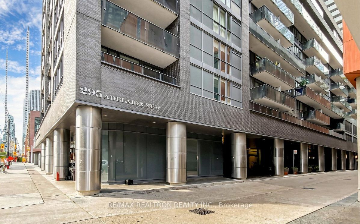295 Adelaide Street W 2405, Toronto, ON M5V 0L4 photo 3