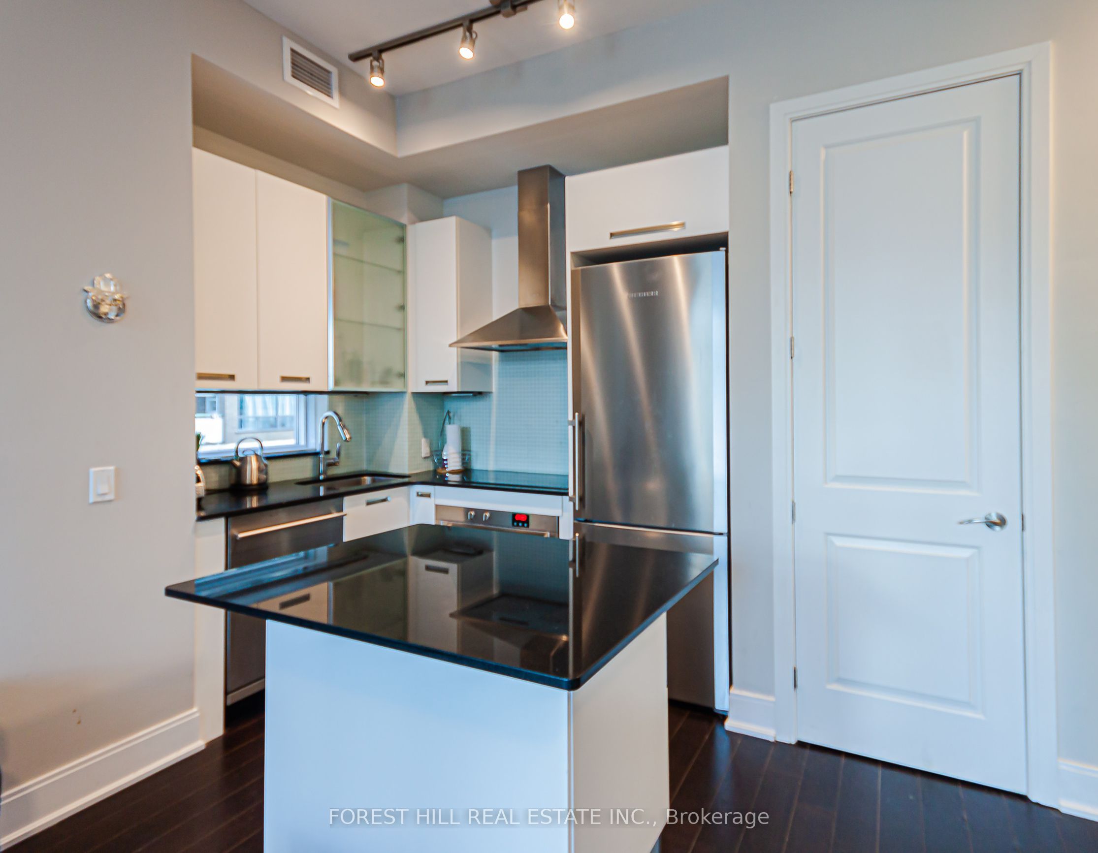 21 Balmuto Street 1002, Toronto, ON M4Y 1W4 photo 5