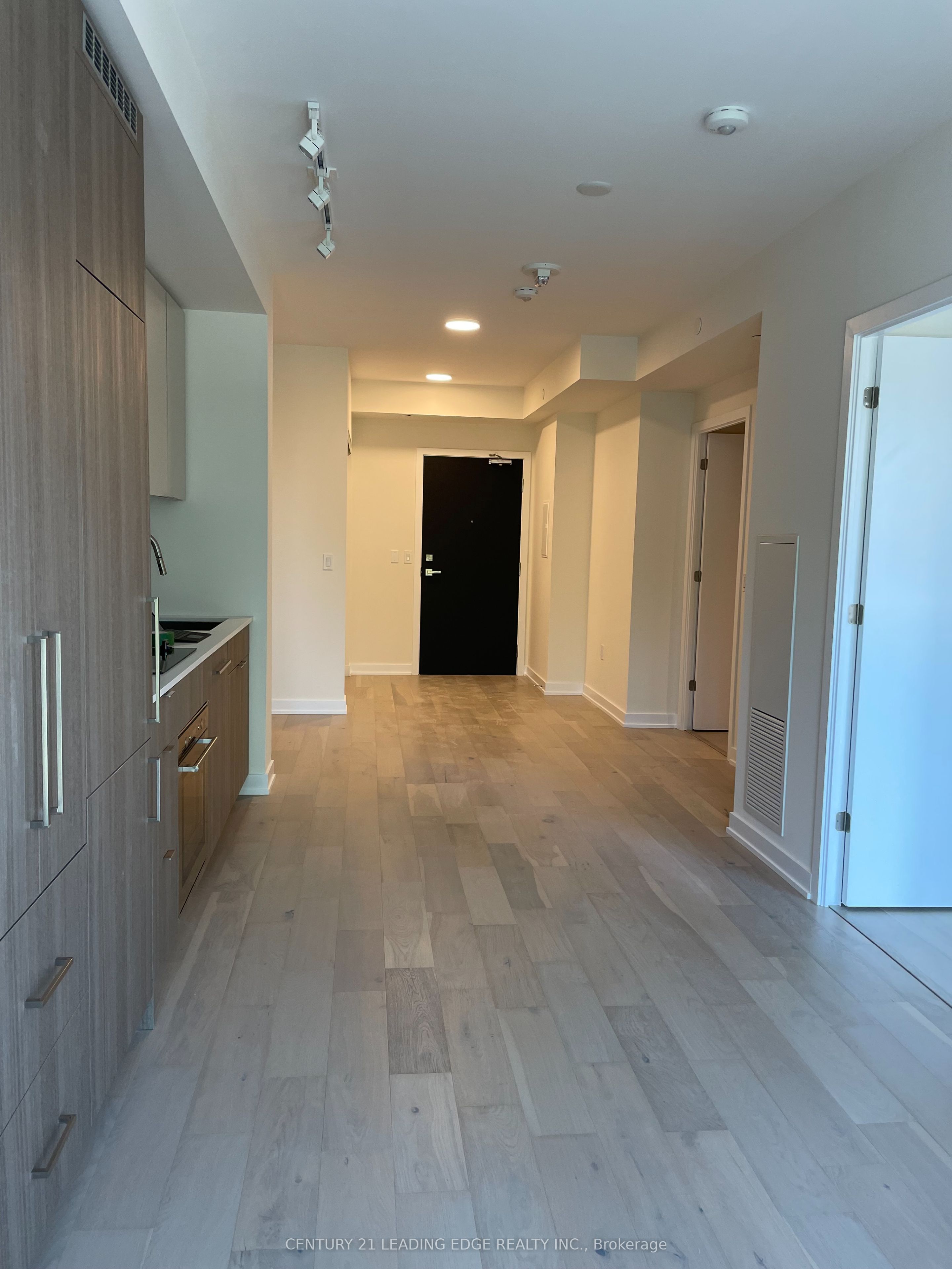 840 St Clair Avenue W 401, Toronto, ON M6C 0A4 photo 3