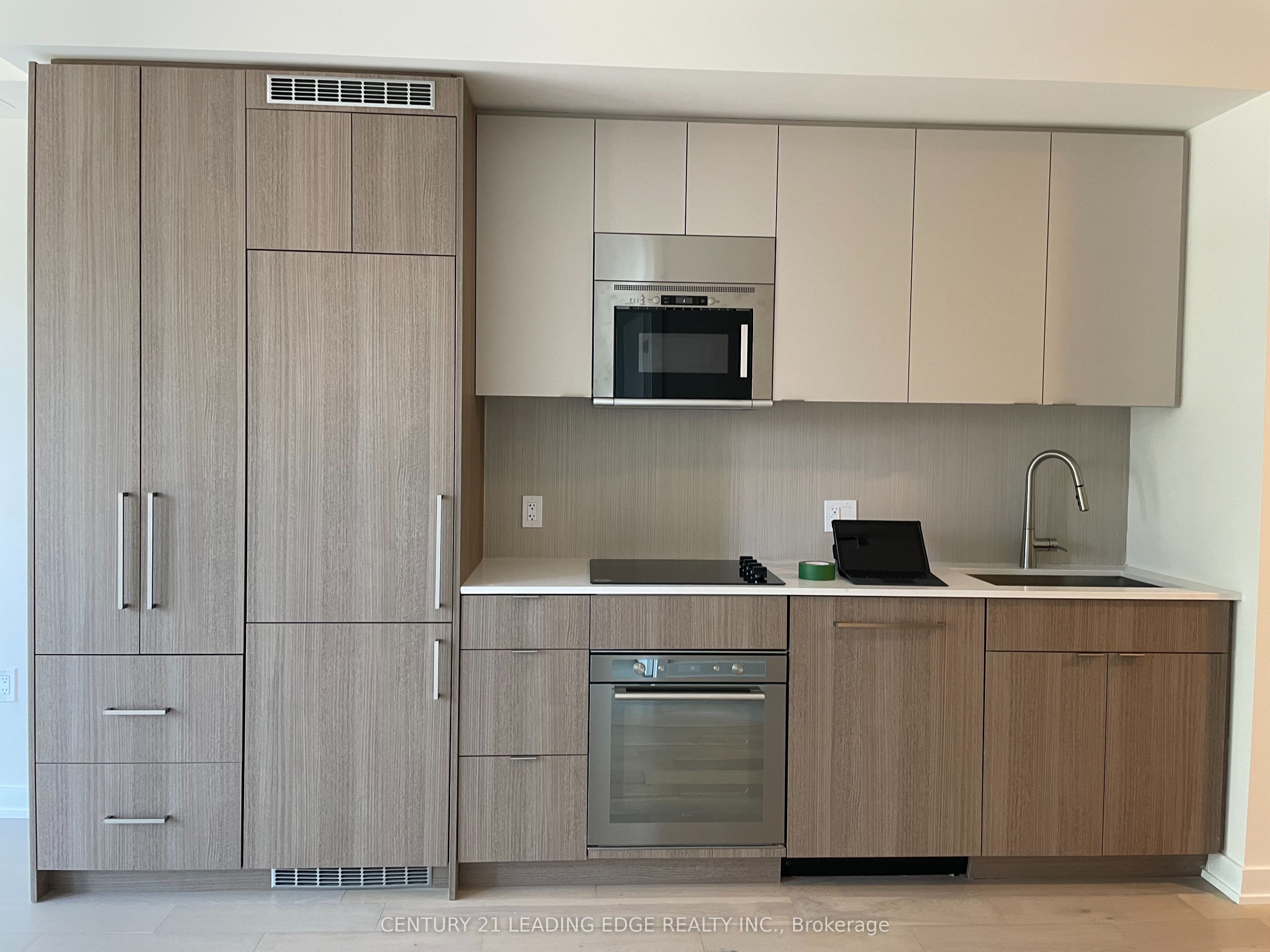 840 St Clair Avenue W 401, Toronto, ON M6C 0A4 photo 4