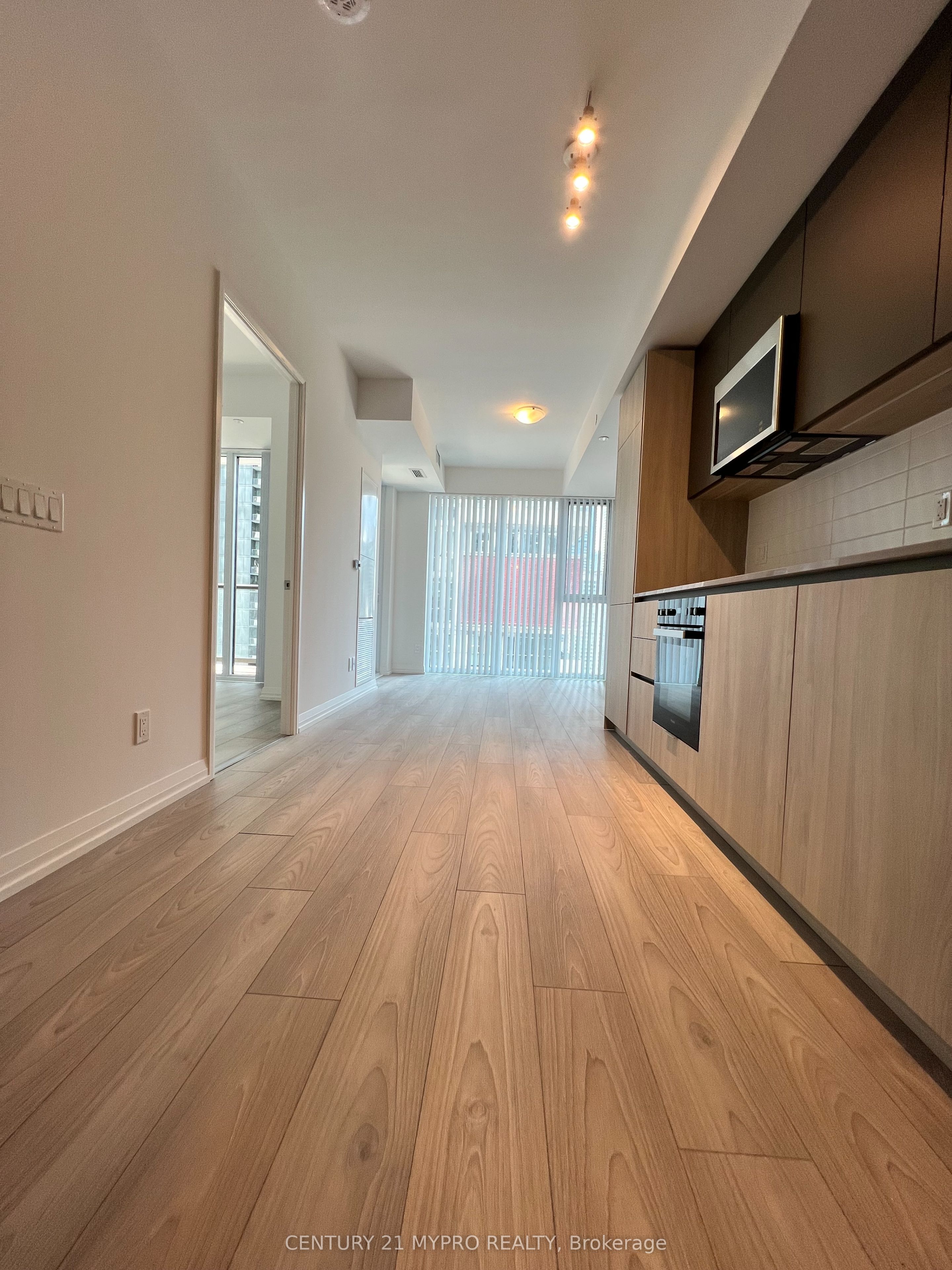 400 King Street W 1615, Toronto, ON M5V 0X8 photo 2