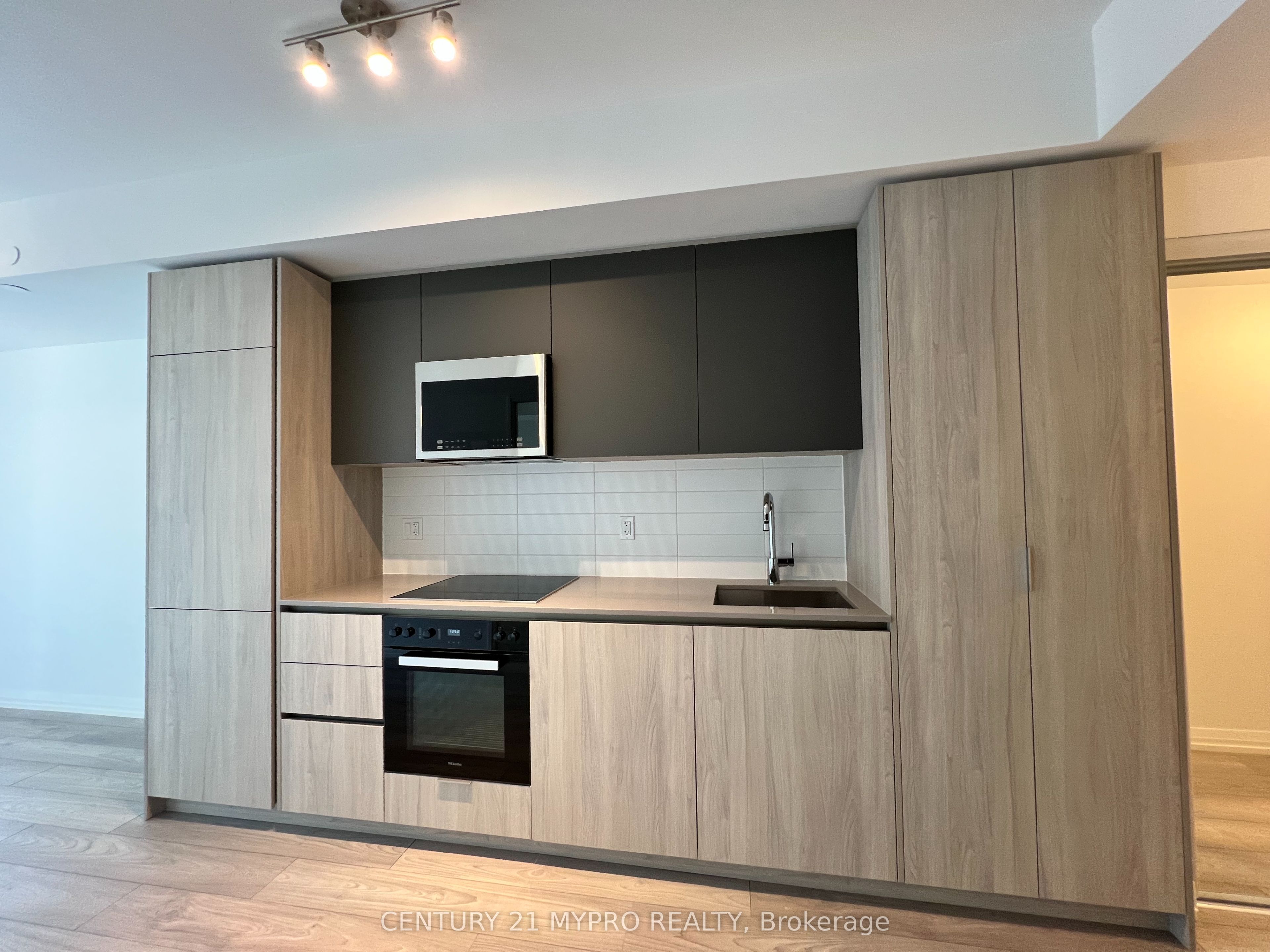 400 King Street W 1615, Toronto, ON M5V 0X8 photo 3
