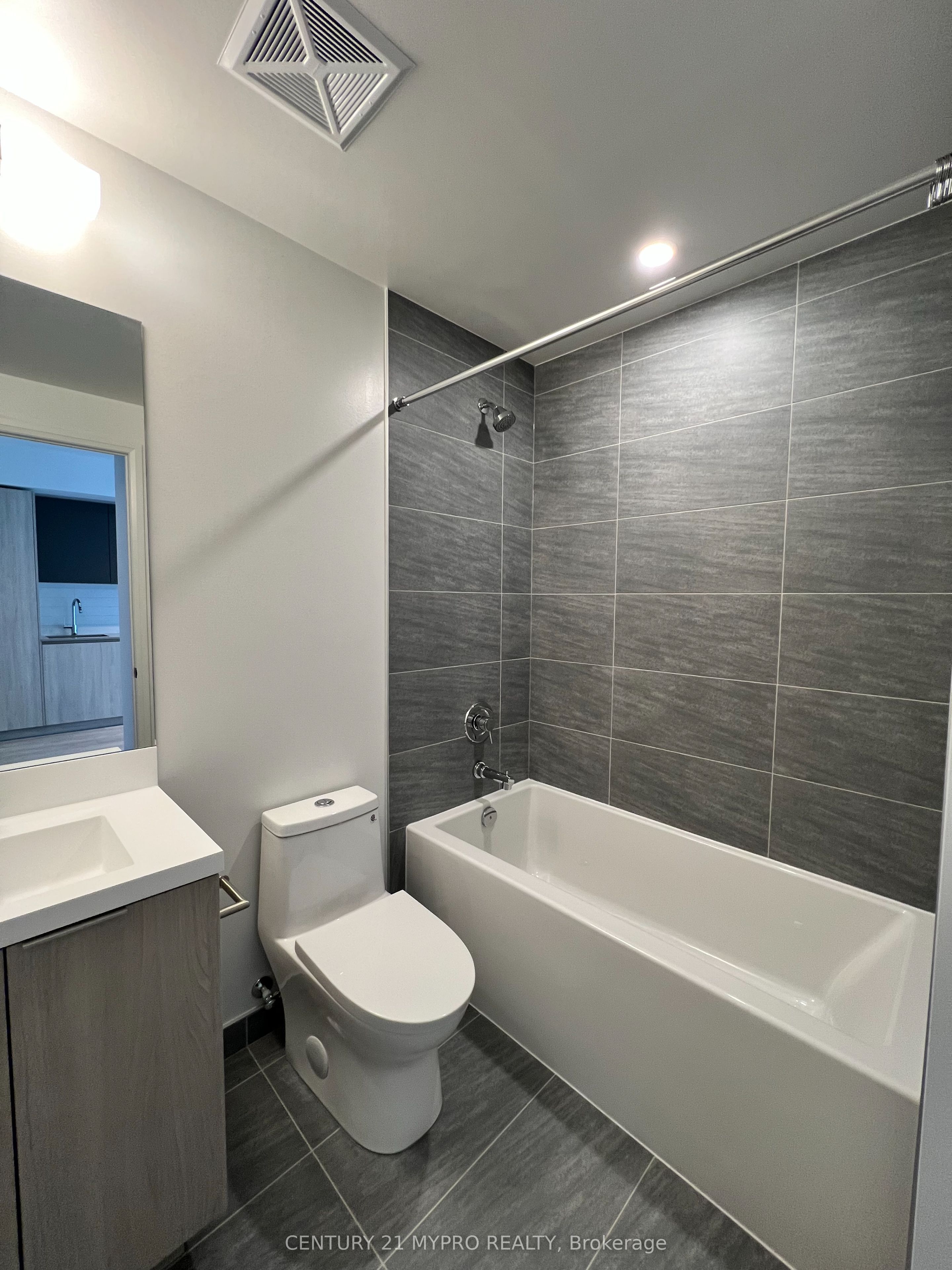 400 King Street W 1615, Toronto, ON M5V 0X8 photo 4