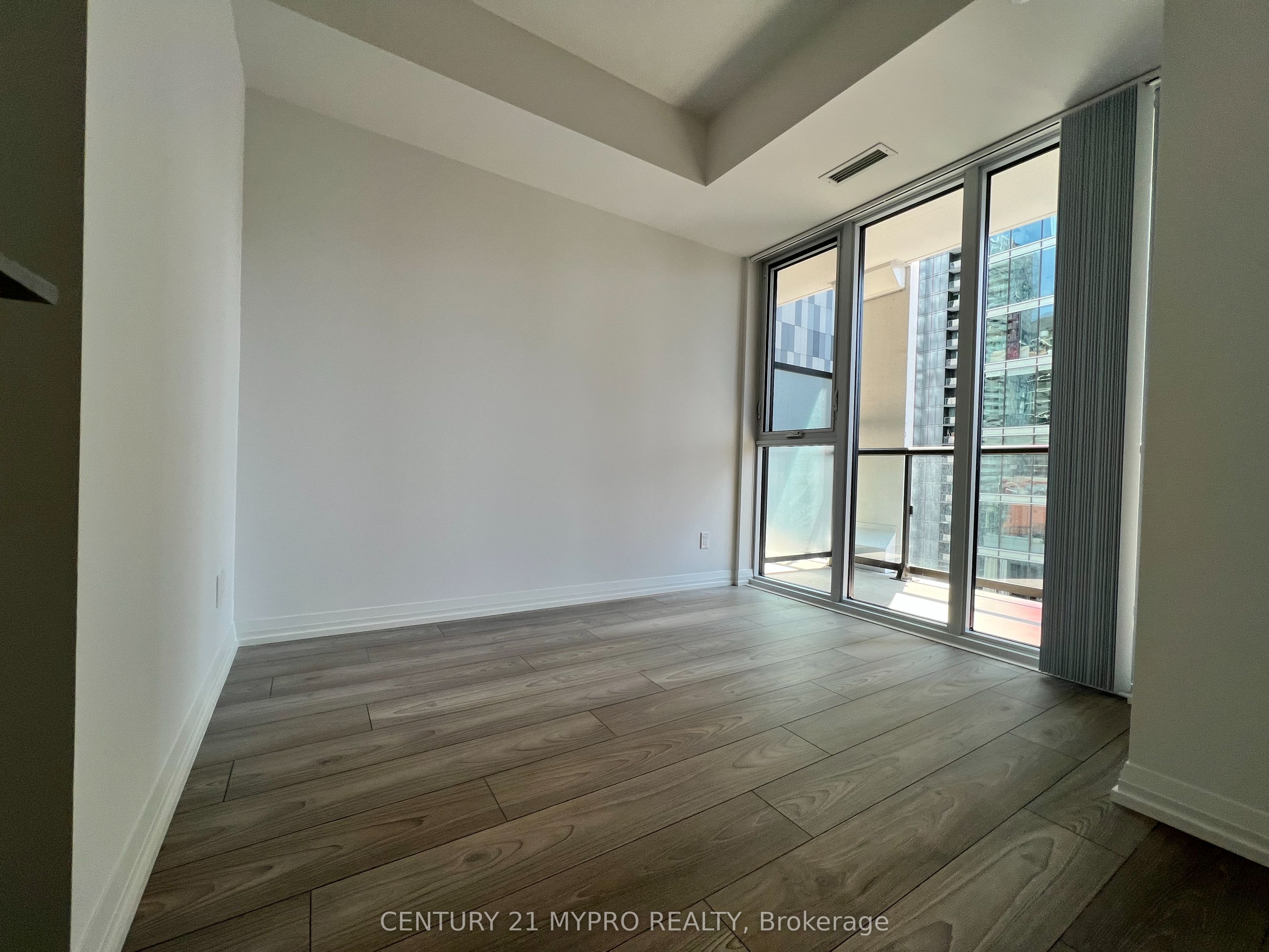 400 King Street W 1615, Toronto, ON M5V 0X8 photo 5