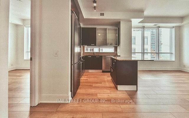 21 Balmuto Street 2401, Toronto, ON M4Y 1W4 photo 2