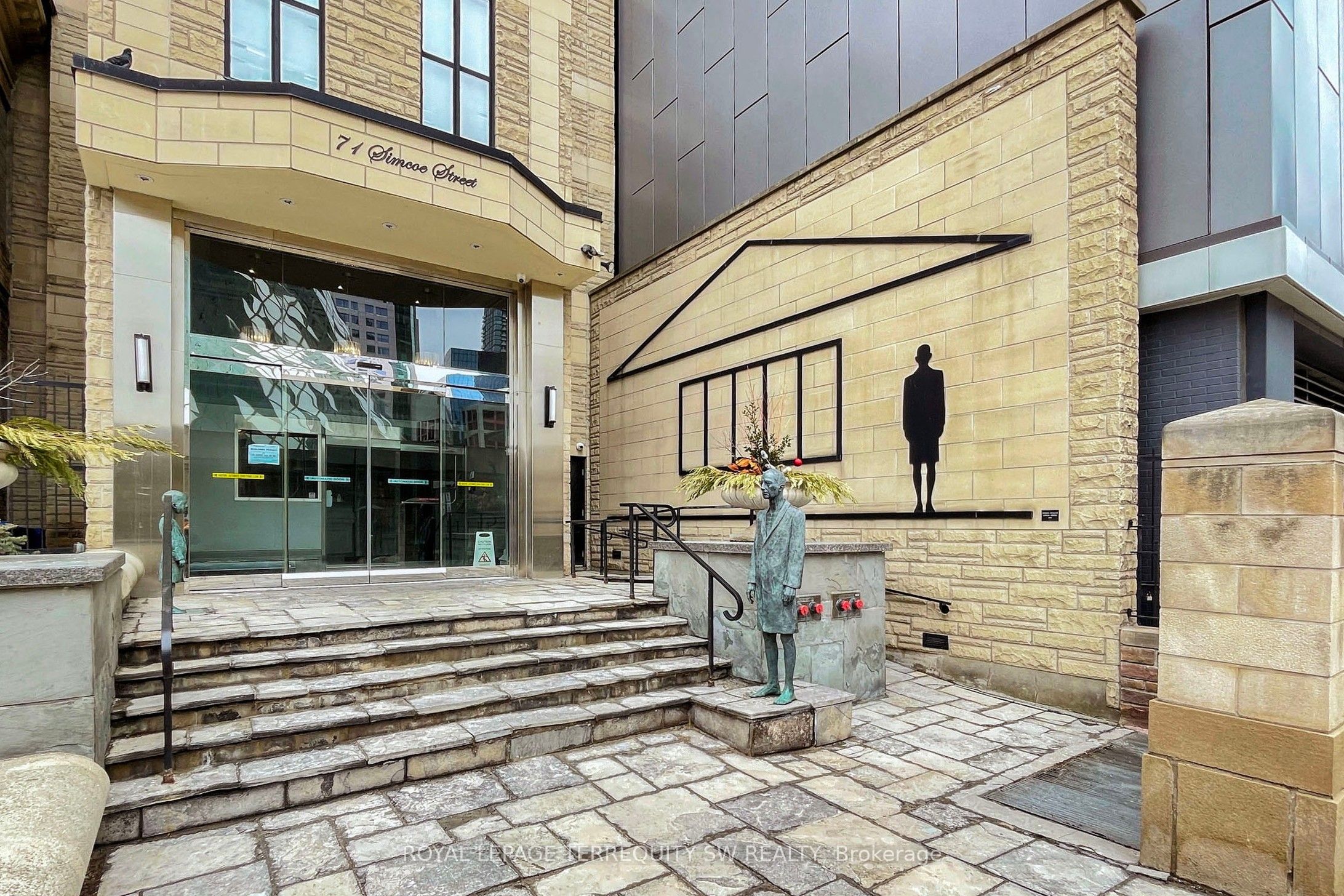 71 Simcoe Street 2001, Toronto, ON M5J 2S9 photo 2
