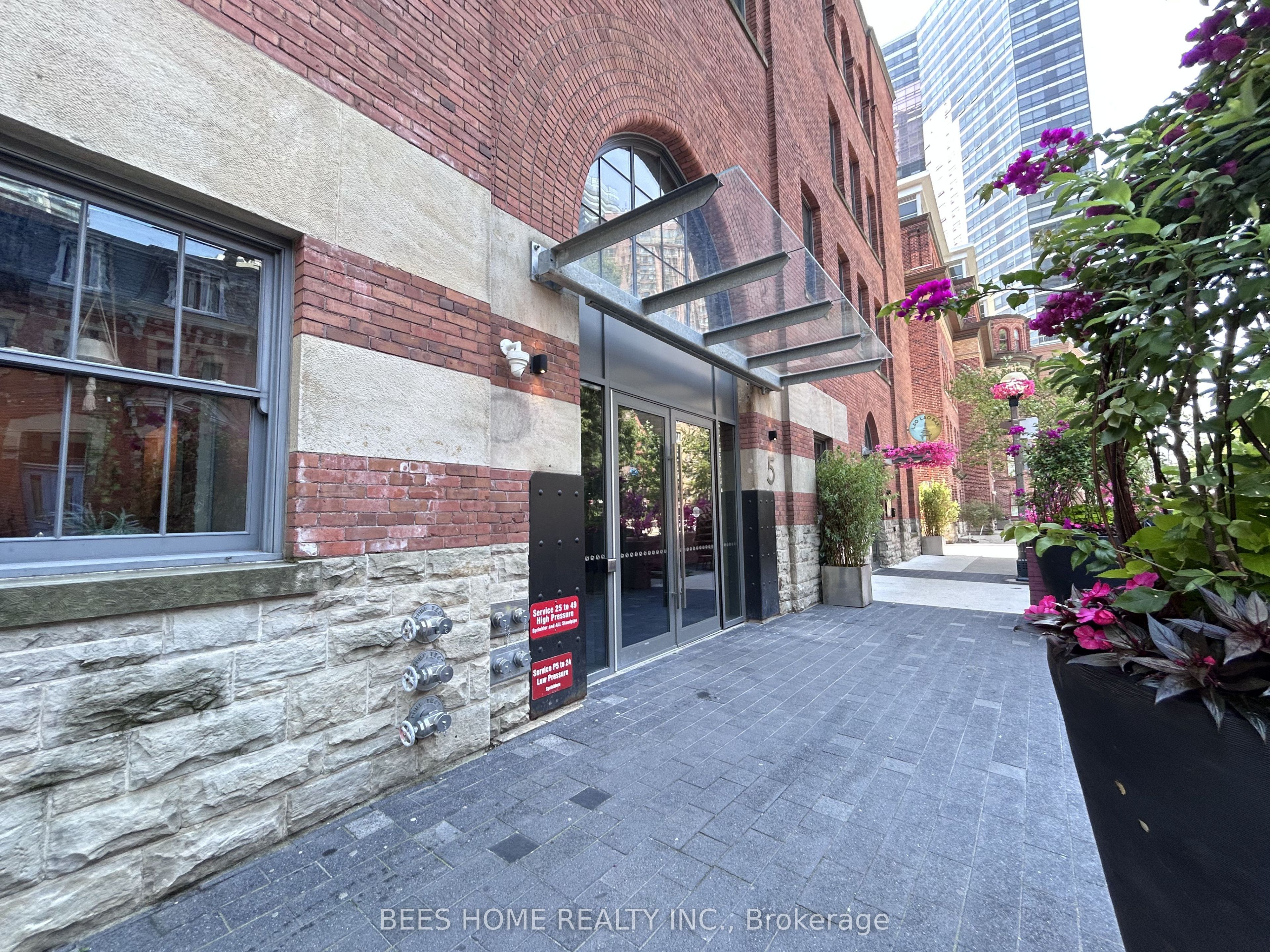 5 St Joseph Street 213, Toronto, ON M4Y 0B6 photo 2