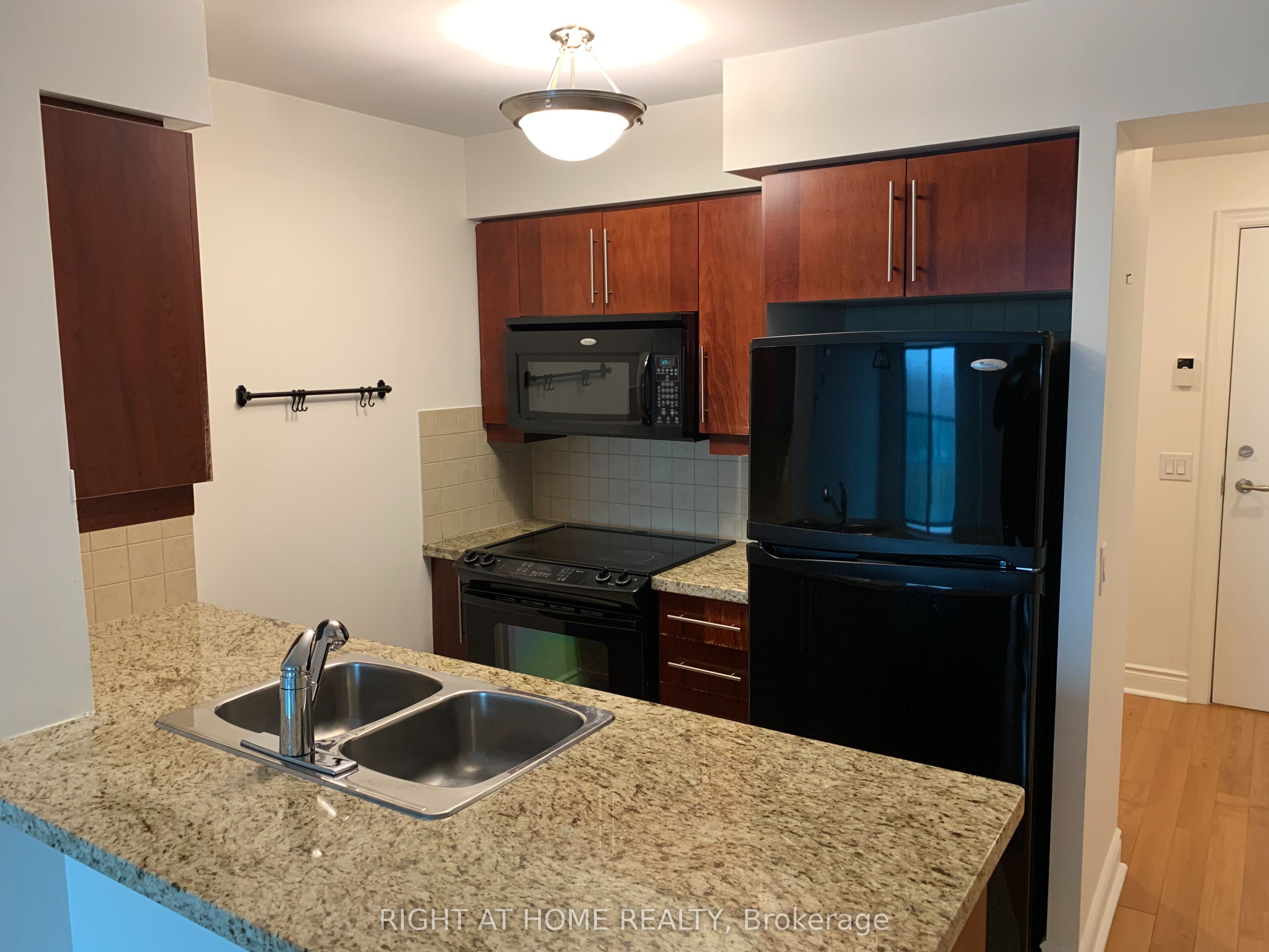 25 Greenview Avenue 815, Toronto, ON M2M 0A5 photo 3