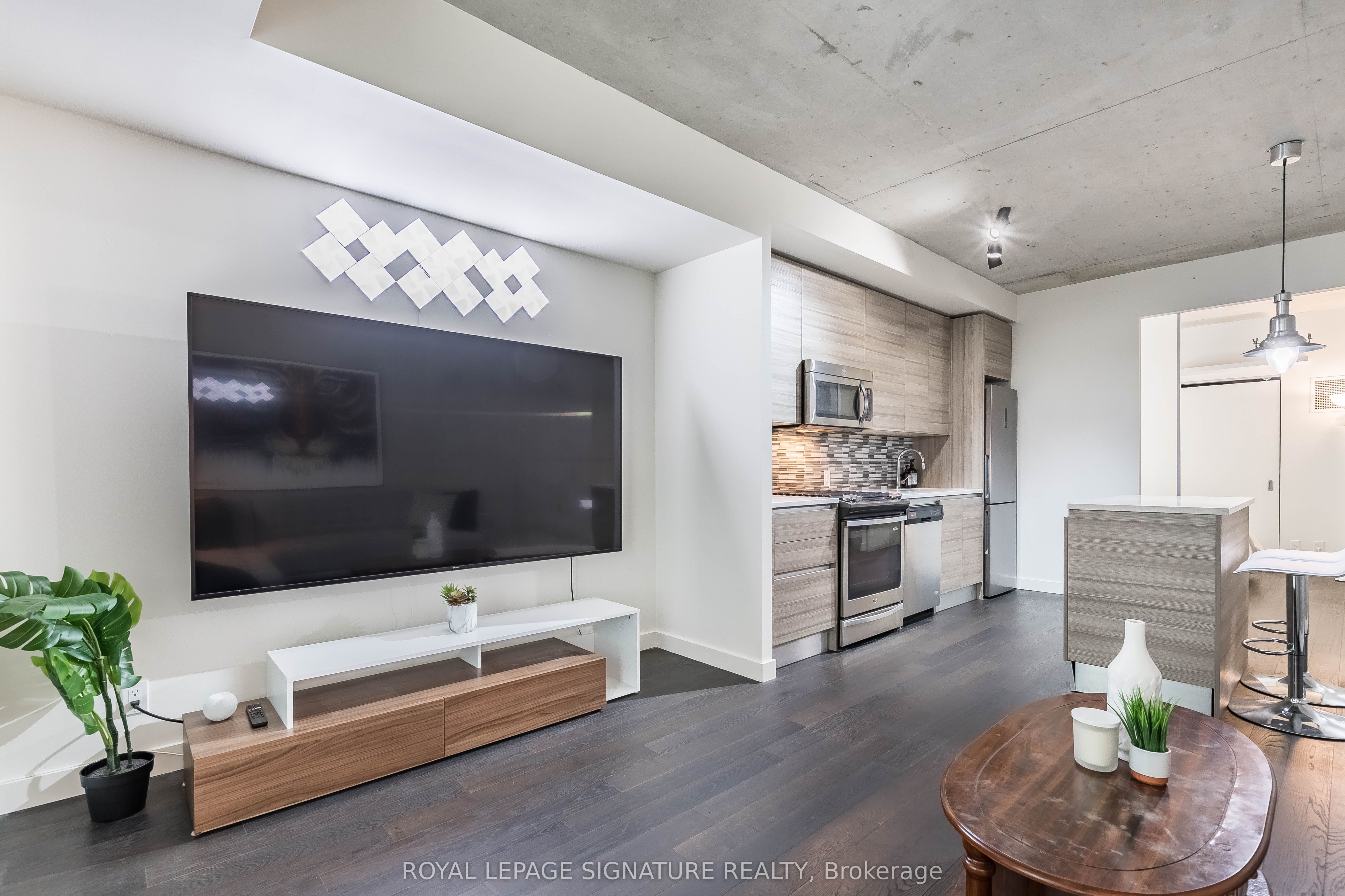 111 Bathurst Street 318, Toronto, ON M5V 0M9 photo 5