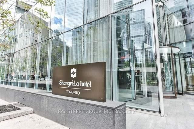 180 University Avenue 4207, Toronto, ON M5H 0A2 photo 3