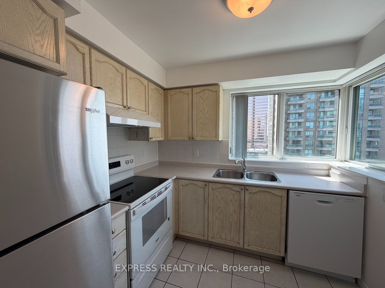 942 Yonge Street 212, Toronto, ON M4W 3S8 photo 2