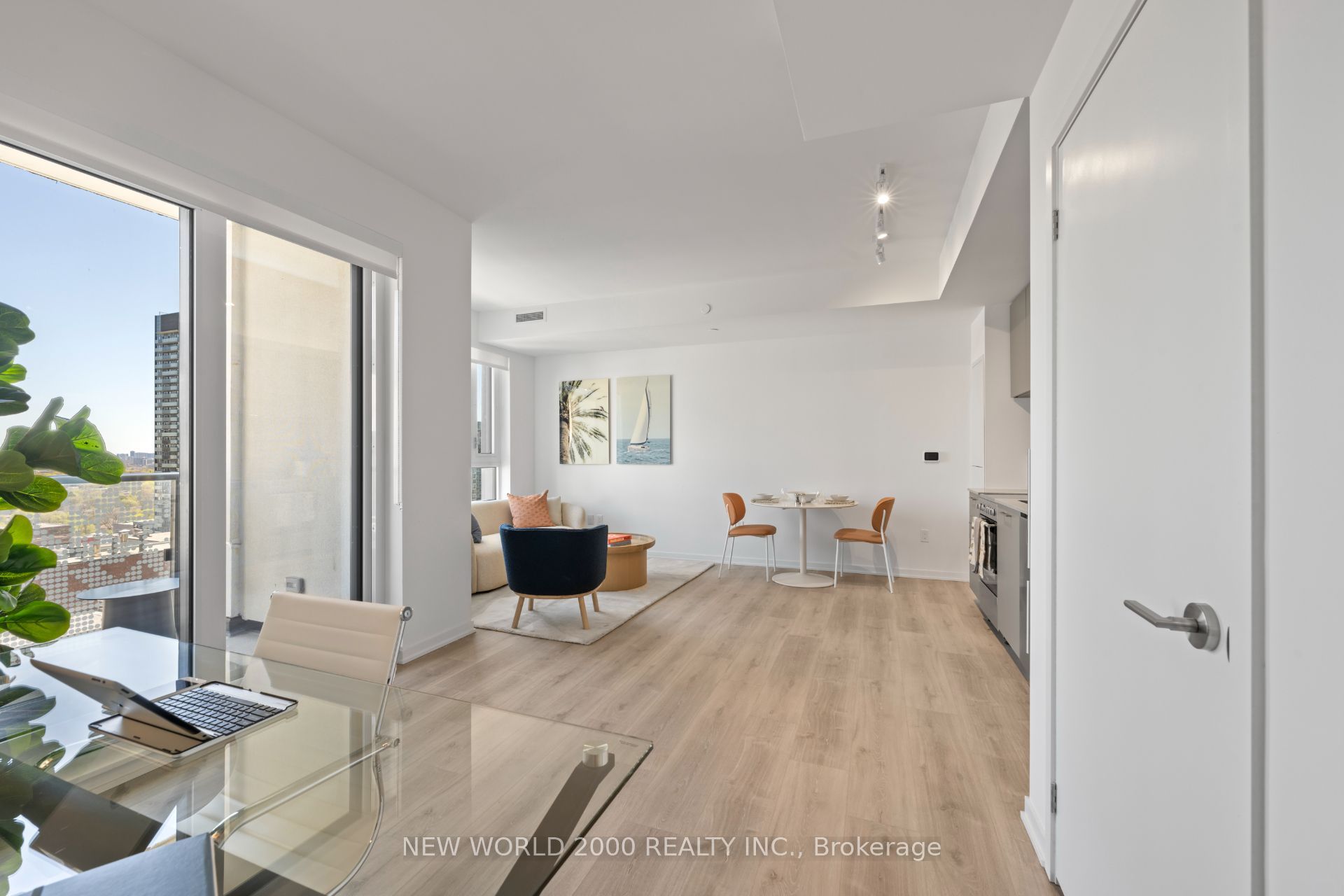 101 Roehampton Avenue 411, Toronto, ON M4P 2W2 photo 2