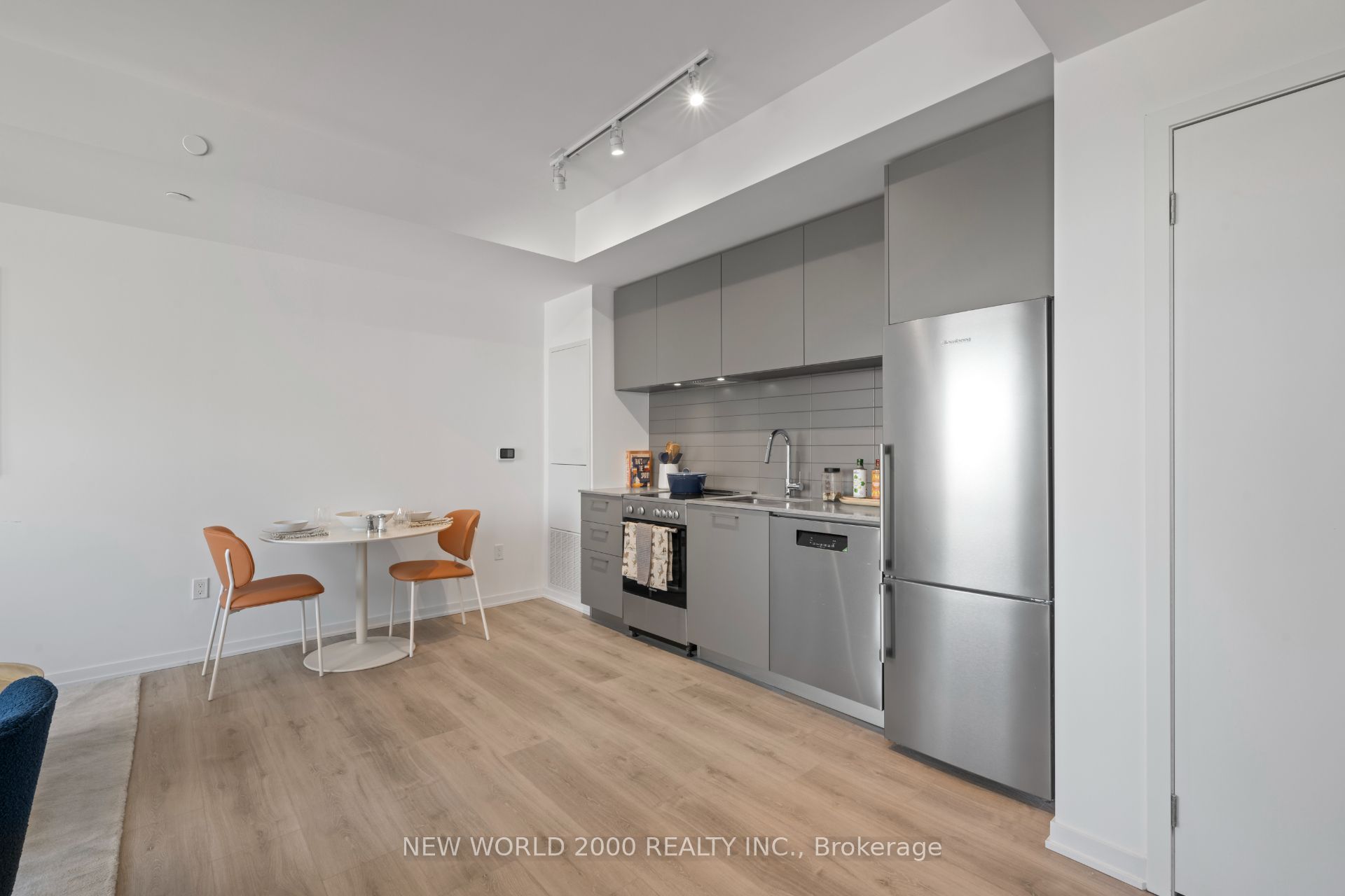 101 Roehampton Avenue 411, Toronto, ON M4P 2W2 photo 3