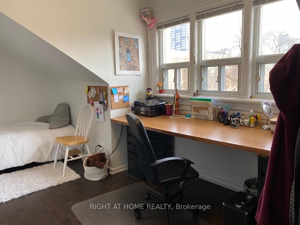 134 Huron Street 2, Toronto, ON M5T 2B2