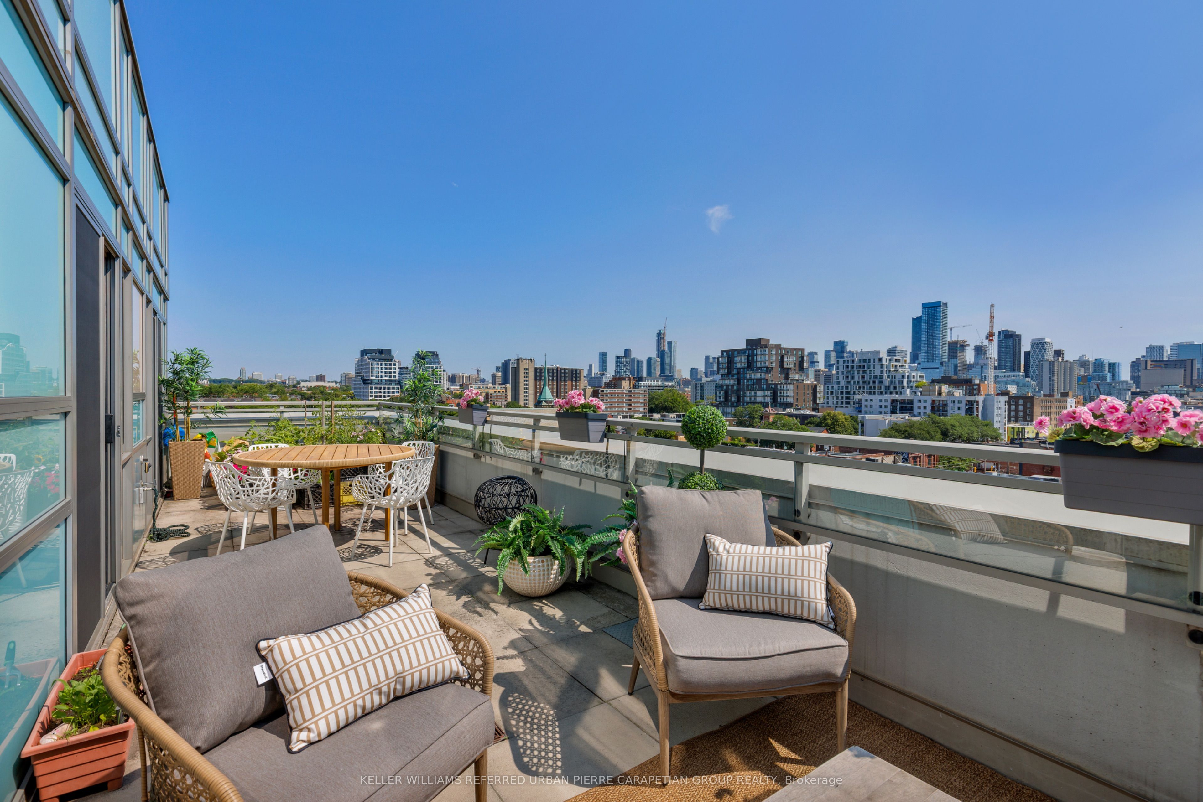 156 Portland Street 610, Toronto, ON M5V 0G1 photo 2