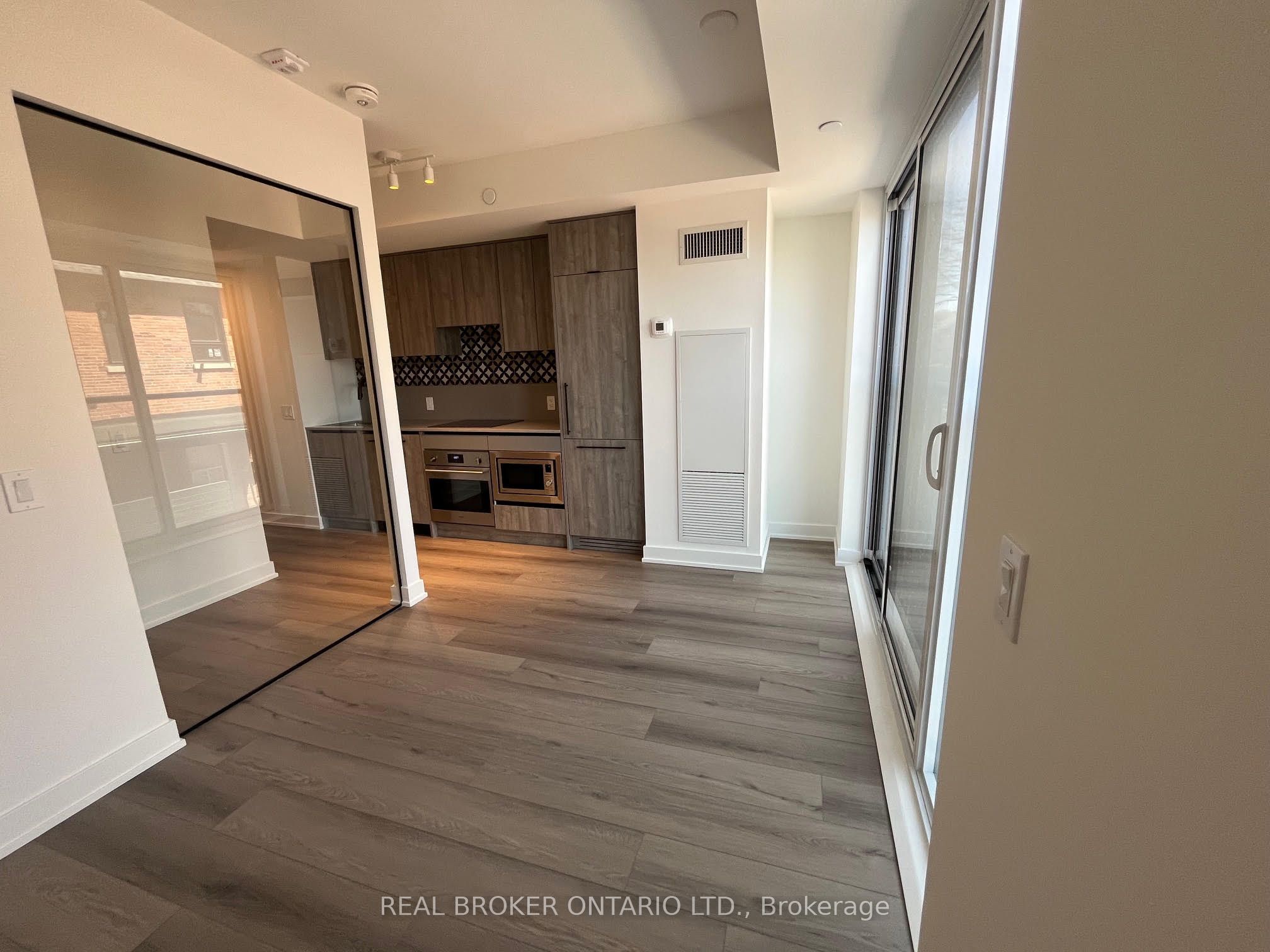 5 Lakeview Avenue 218, Toronto, ON M6J 3B2 photo 2