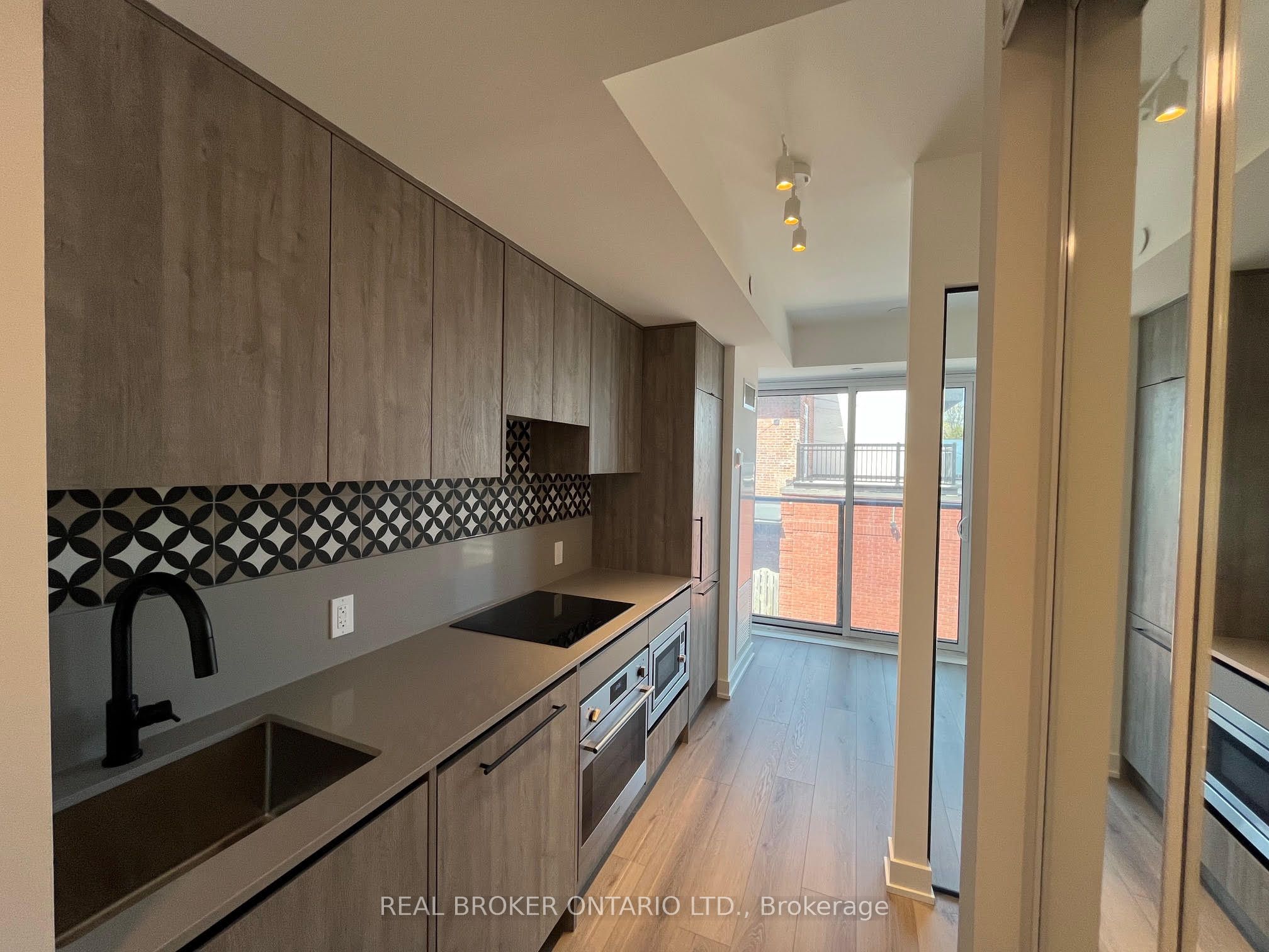5 Lakeview Avenue 218, Toronto, ON M6J 3B2 photo 4
