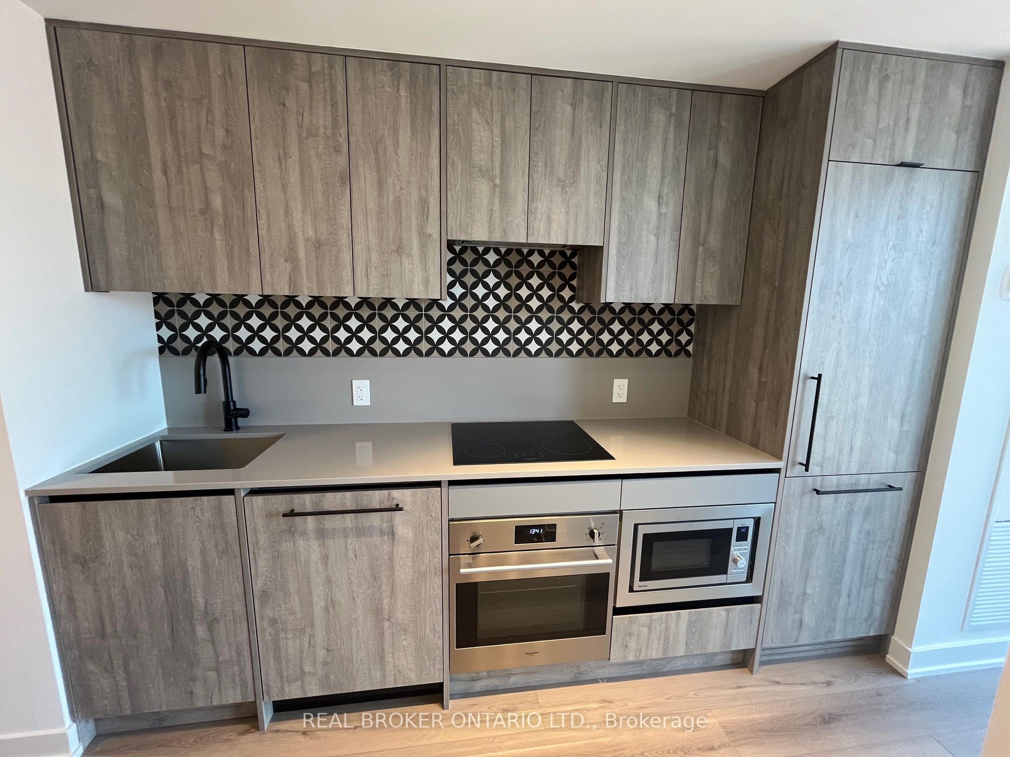 5 Lakeview Avenue 218, Toronto, ON M6J 3B2 photo 5