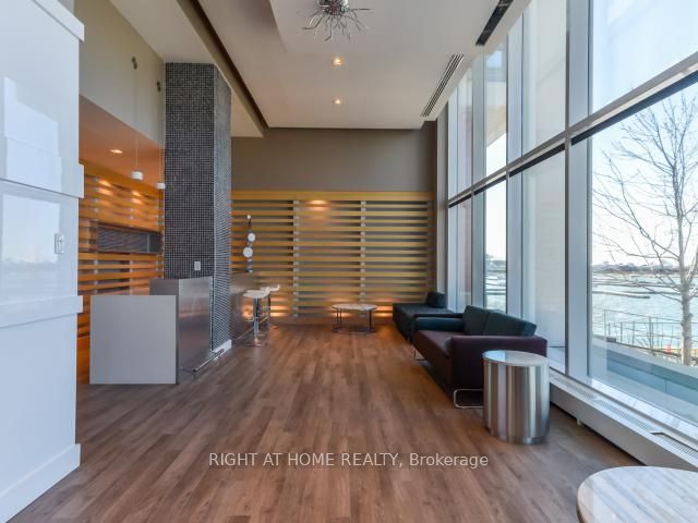 90 Stadium Road 823, Toronto, ON M5V 3W5 photo 3