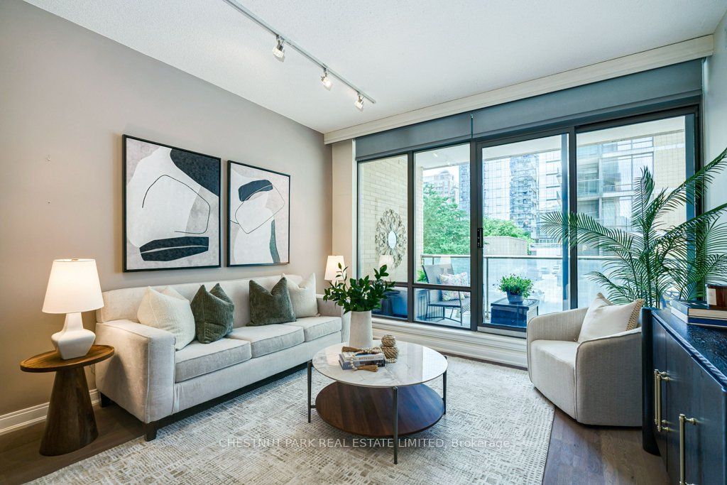 18 Yorkville Avenue 210, Toronto, ON M4W 3Y8 photo 3