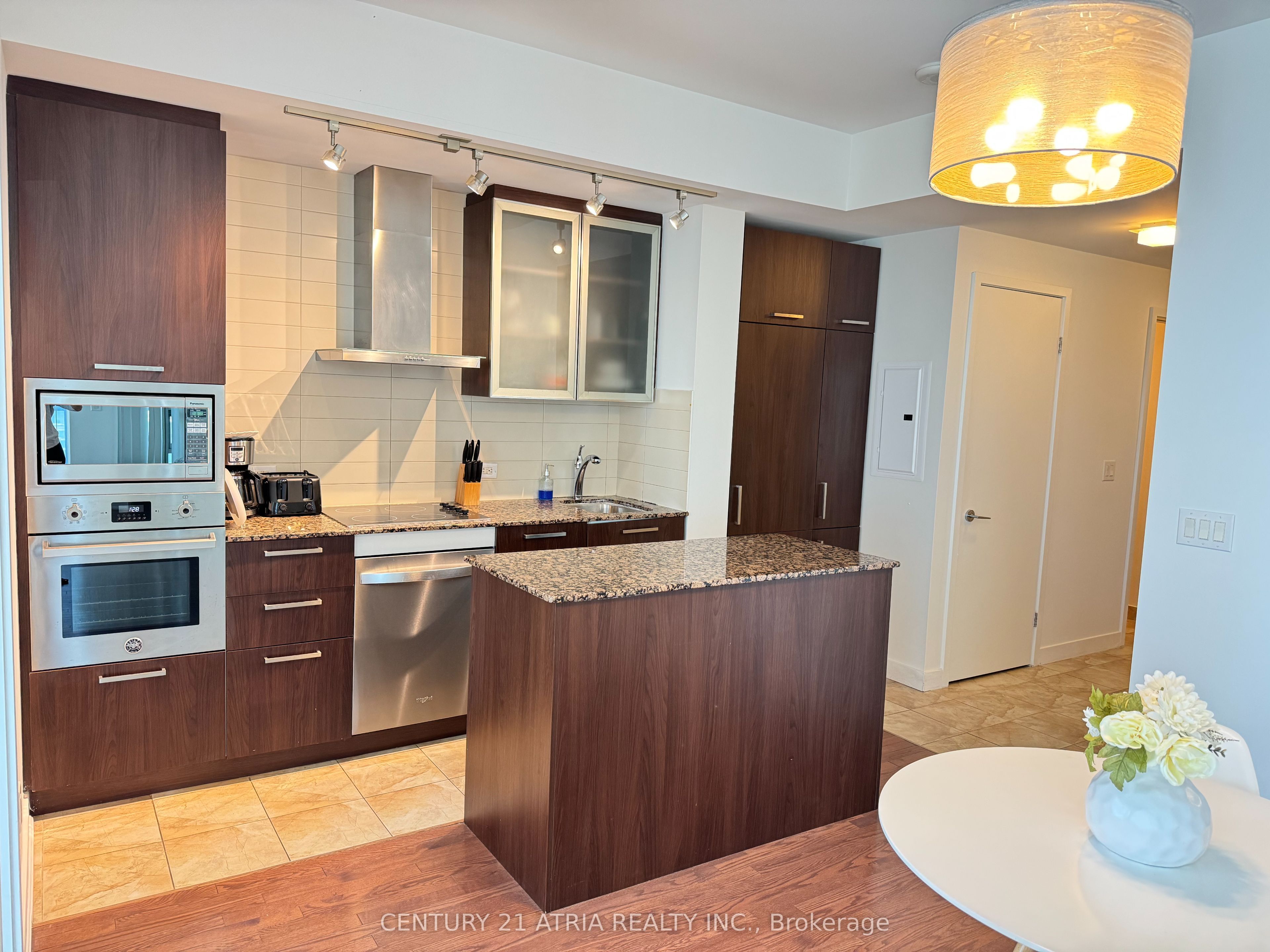 14 York Street 1002, Toronto, ON M5J 0B1 photo 4