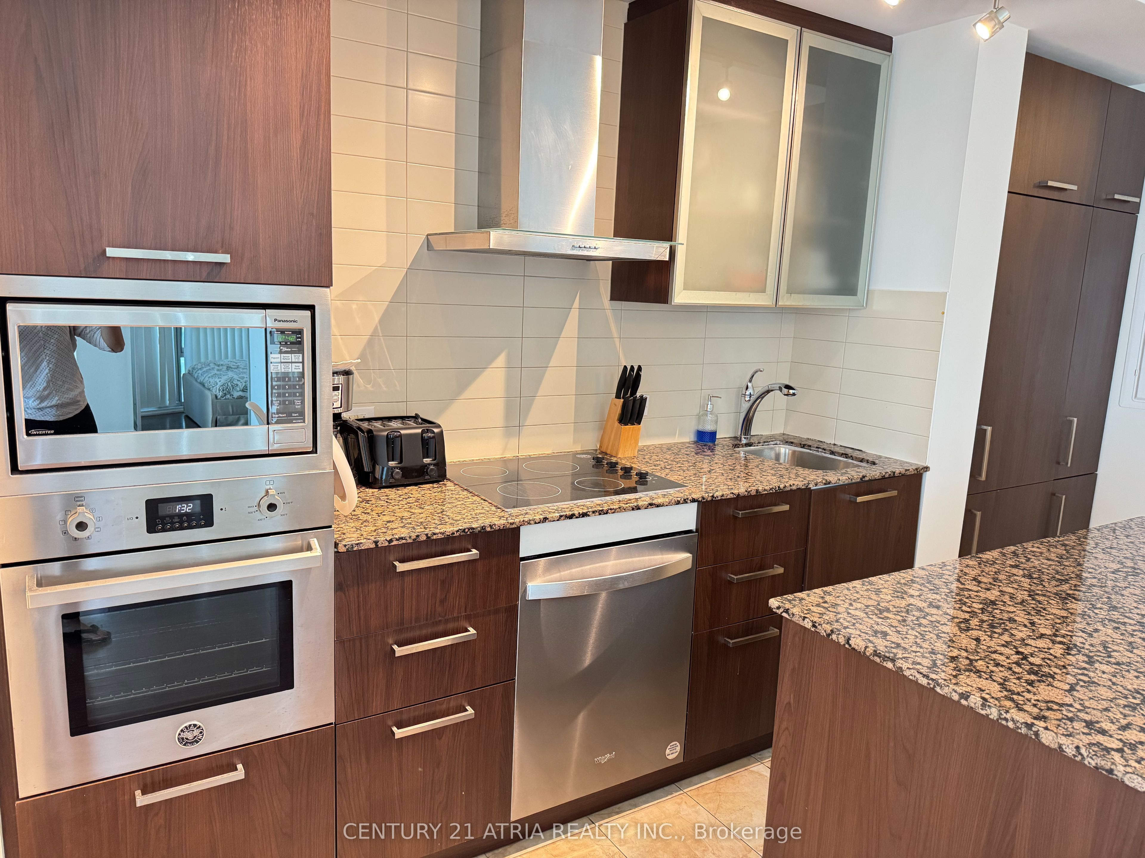14 York Street 1002, Toronto, ON M5J 0B1 photo 5