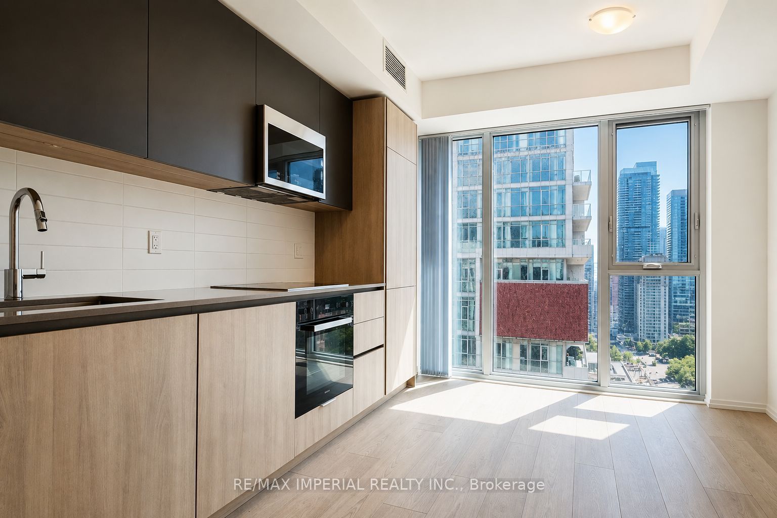 400 King Street W 1716, Toronto, ON M5V 0X8 photo 5