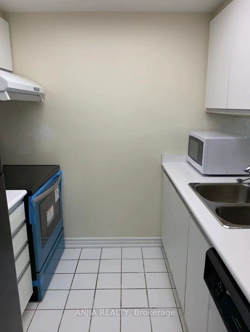 7 Bishop Avenue 2202, Toronto, ON M2M 4J4 photo 4