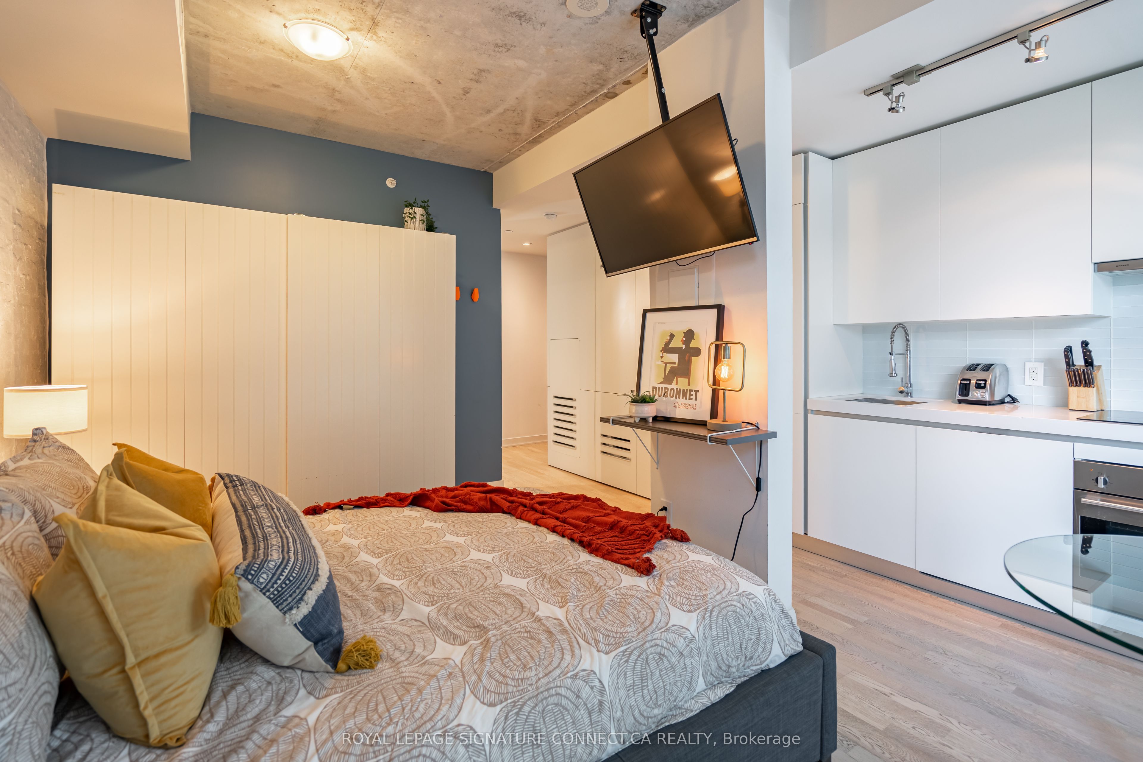 38 Stewart Street 409, Toronto, ON M5V 0H1 photo 2