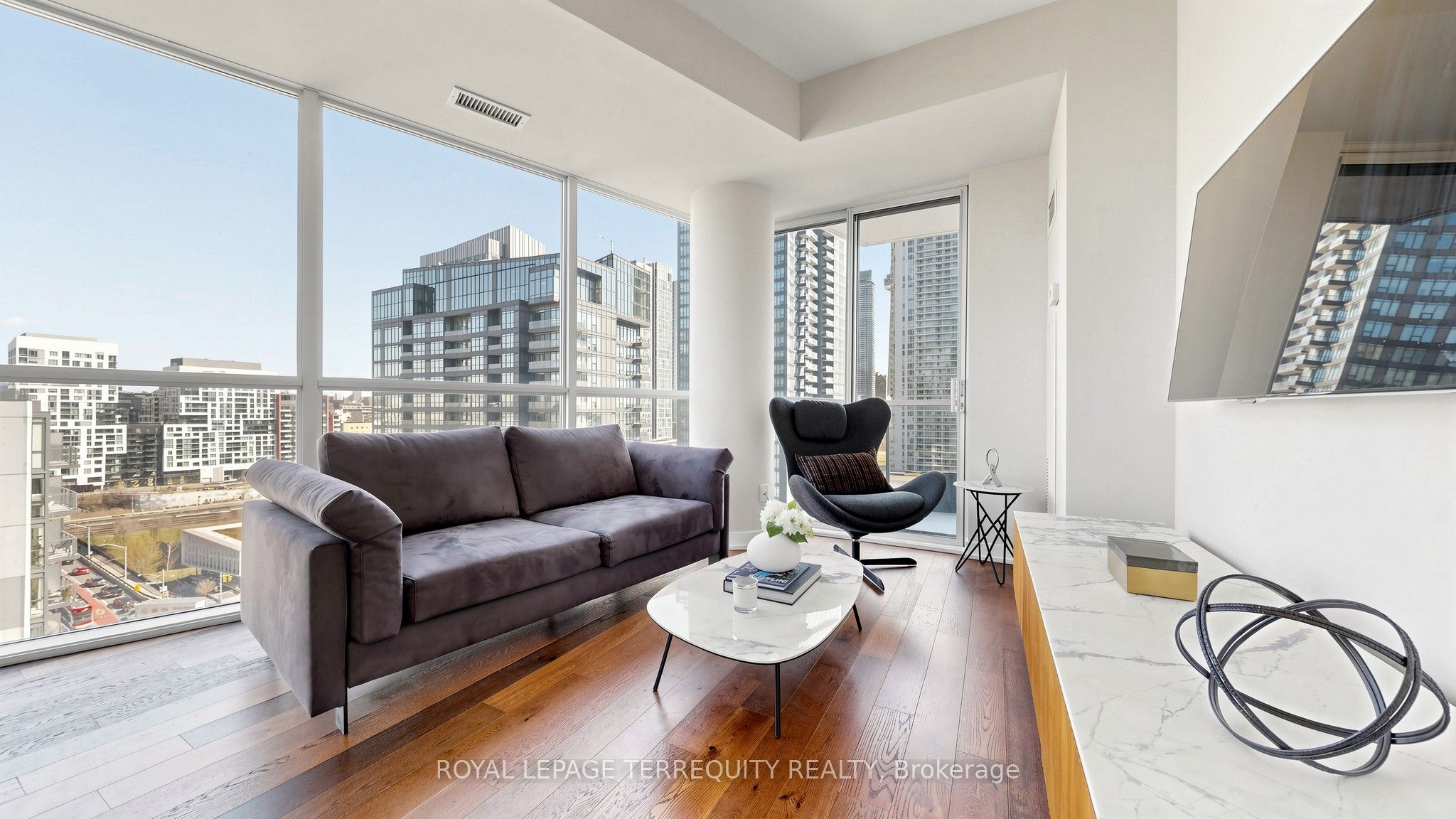 20 Bruyeres Mews 1705, Toronto, ON M5V 0G8 photo 2