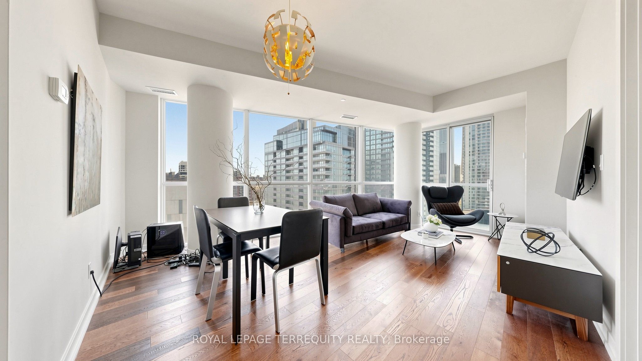 20 Bruyeres Mews 1705, Toronto, ON M5V 0G8 photo 3