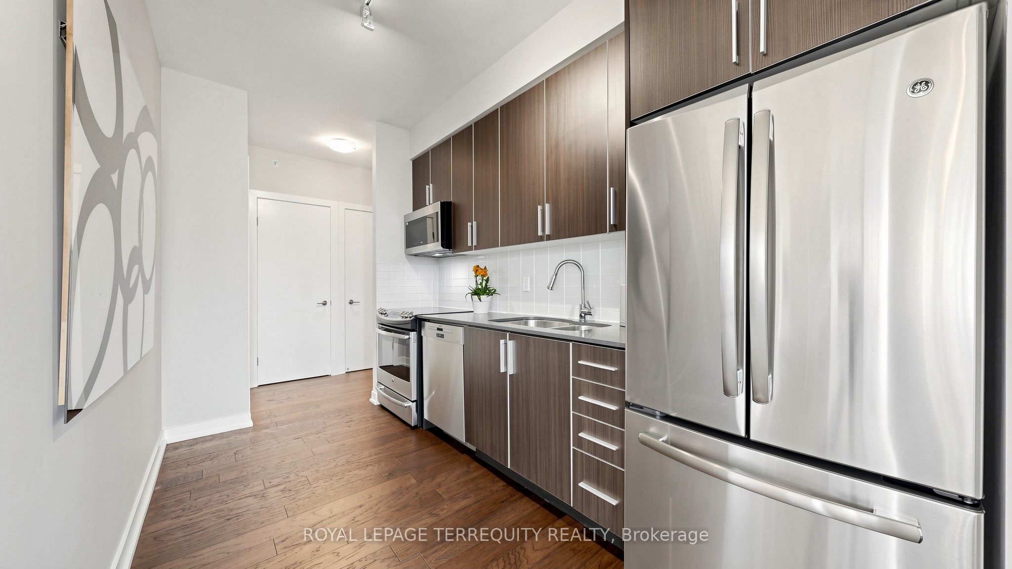 20 Bruyeres Mews 1705, Toronto, ON M5V 0G8 photo 5