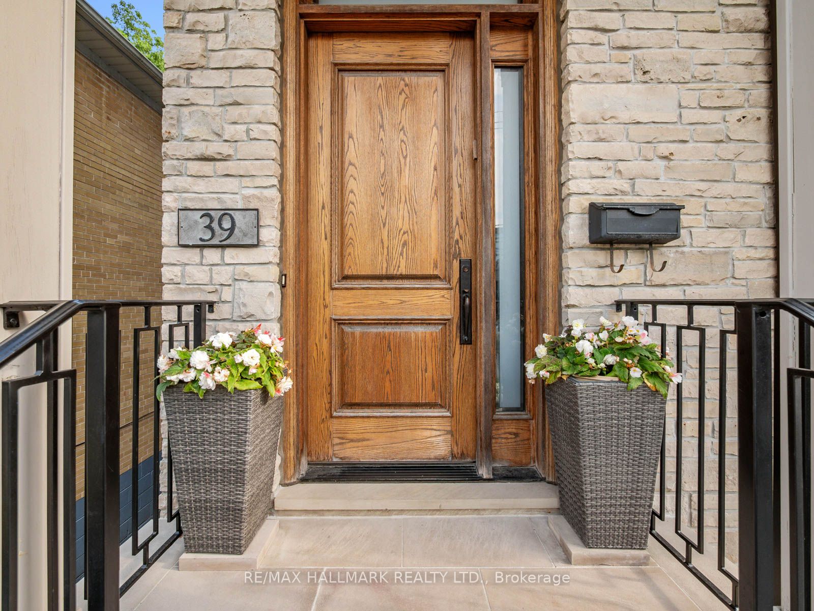 39 Glenforest Road, Toronto, ON M4N 1Z7 photo 2