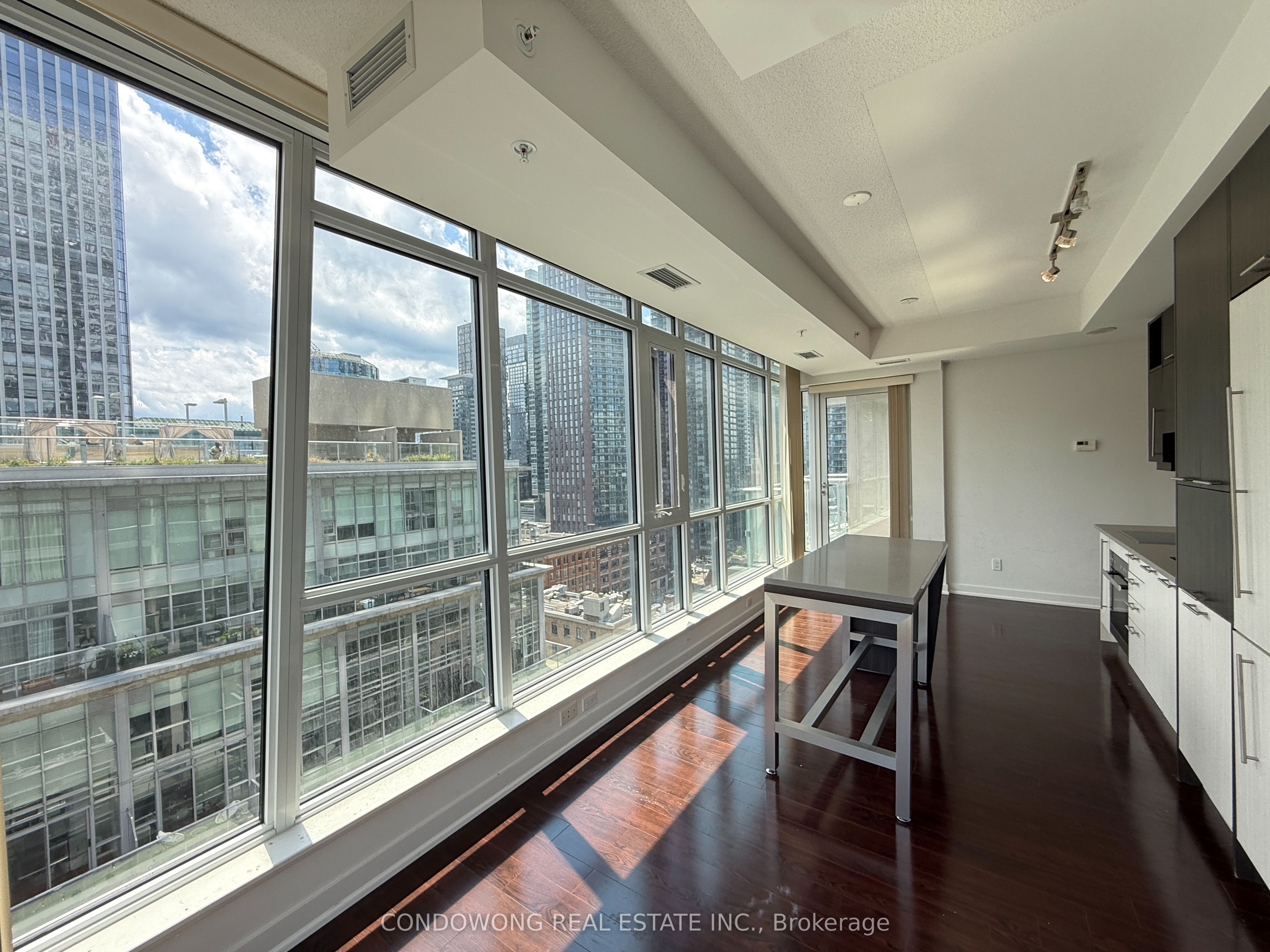 30 Nelson Street 1504, Toronto, ON M5V 0H5 photo 3