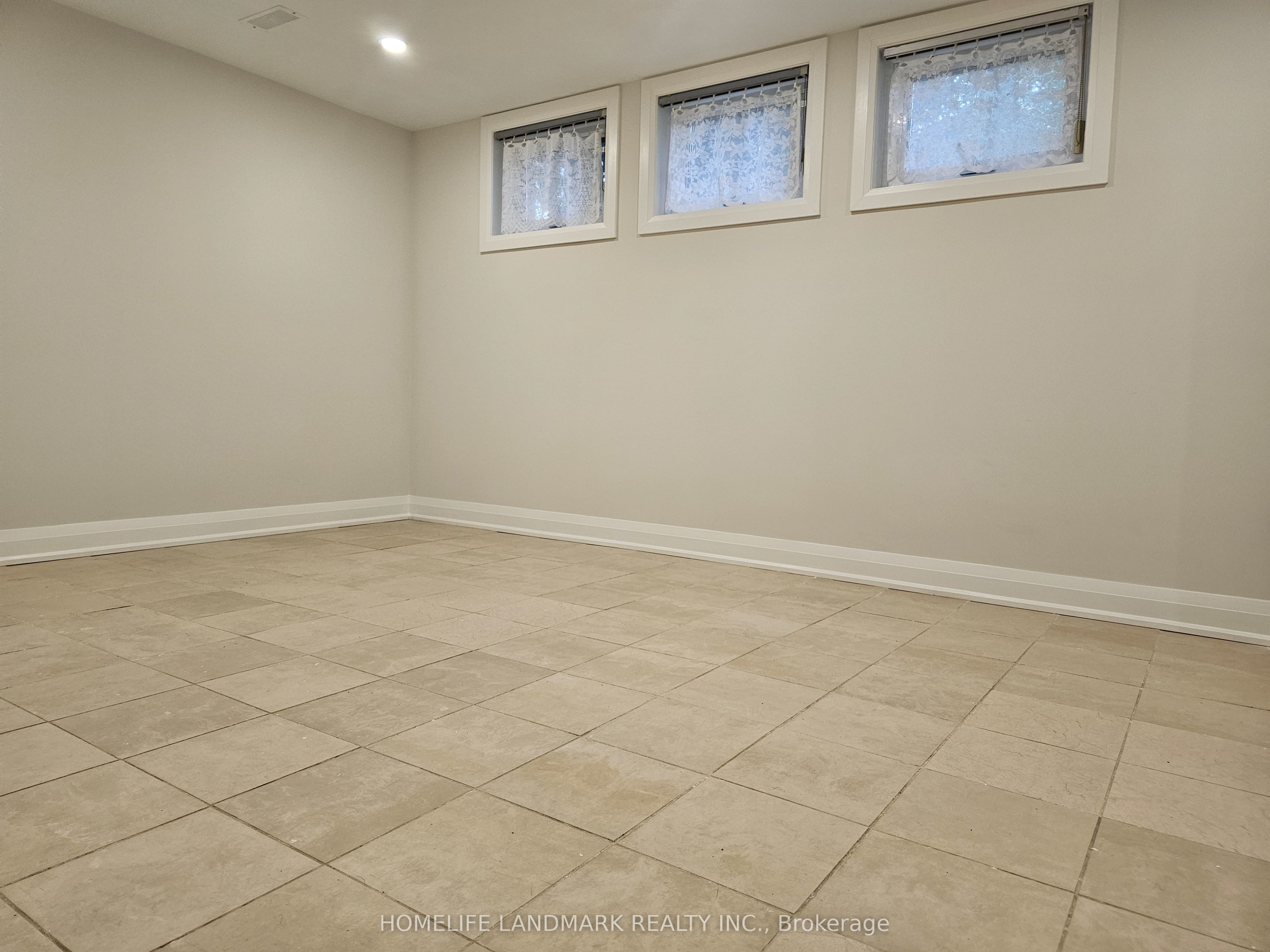 155 Churchill Avenue Basement, Toronto, ON M2N 1Z4 photo 3