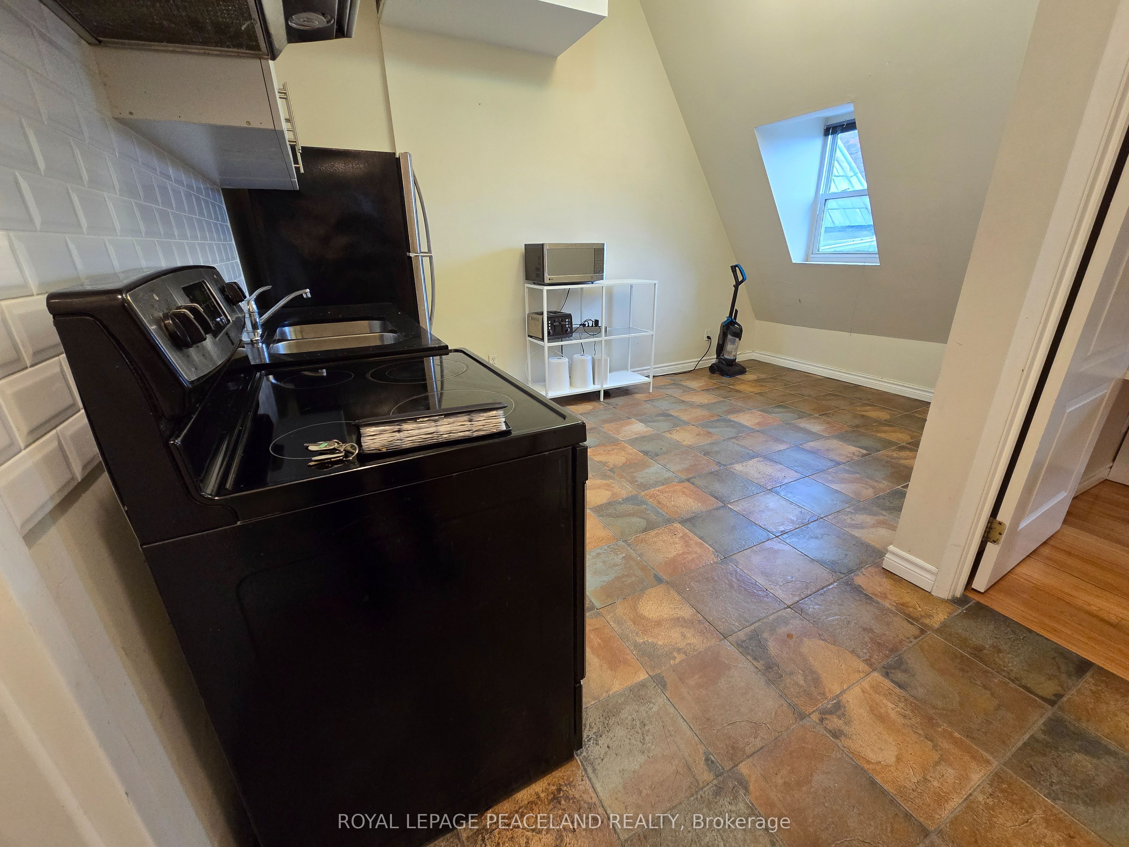 34 Ross Street 3C, Toronto, ON M5T 1Z9 photo 4