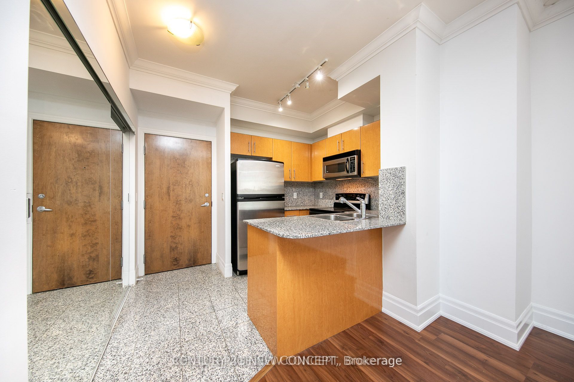 16 Yonge Street W 318, Toronto, ON M5E 2A1 photo 5