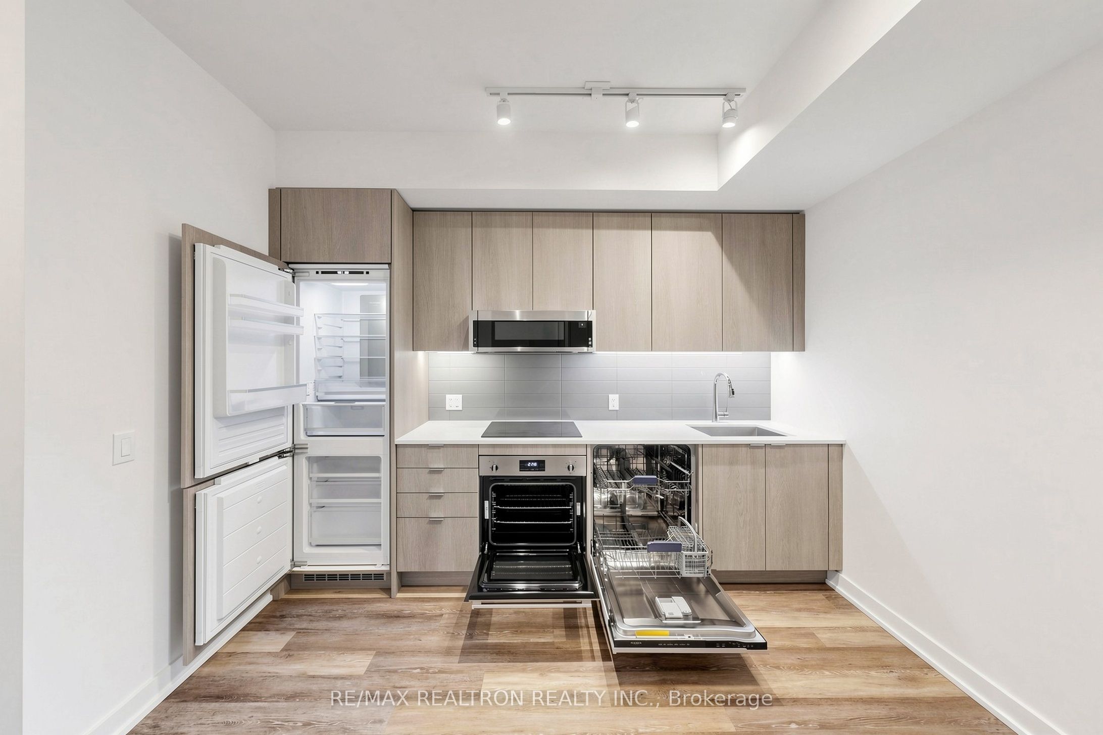 250 Lawrence Avenue W 701, Toronto, ON M5M 1B2 photo 4