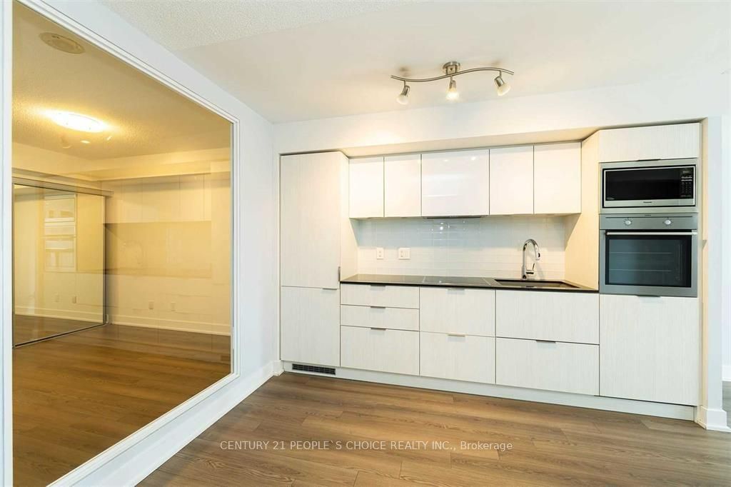 318 Richmond Street W 715, Toronto, ON M5V 1X2 photo 2