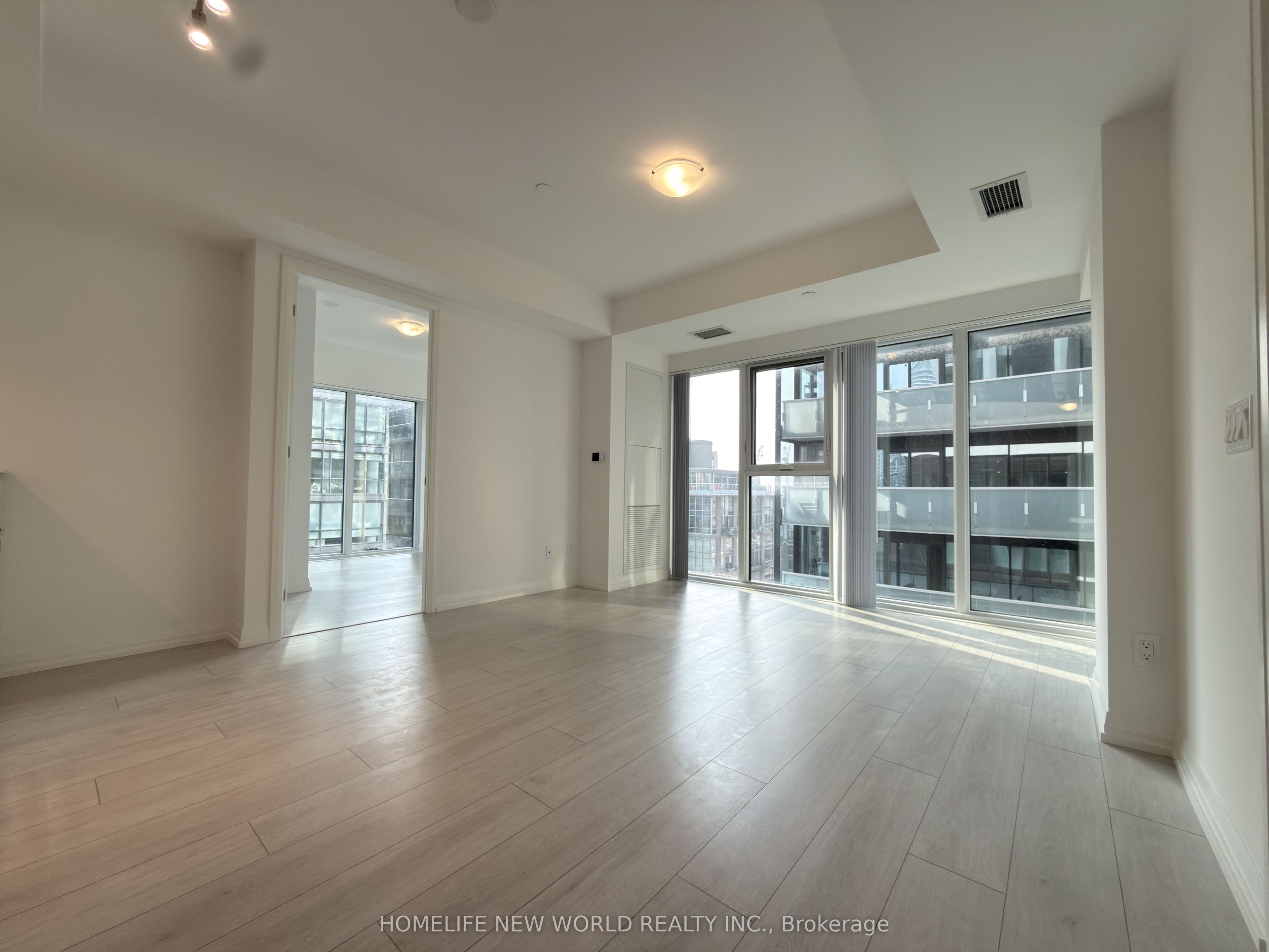 400 King Street W 1122, Toronto, ON M5V 0X8 photo 2