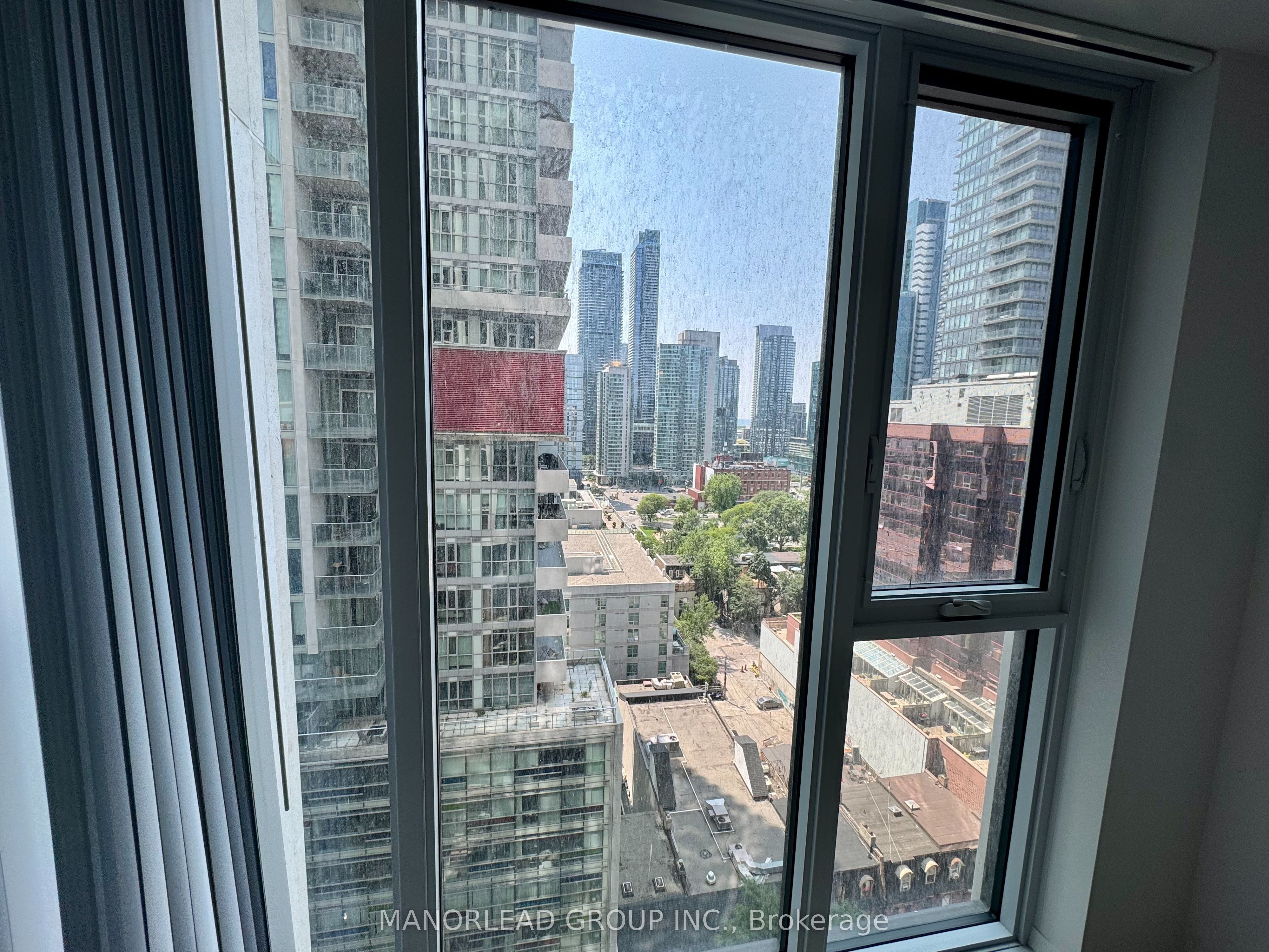 400 King Street W 1216, Toronto, ON M5V 0X8 photo 2