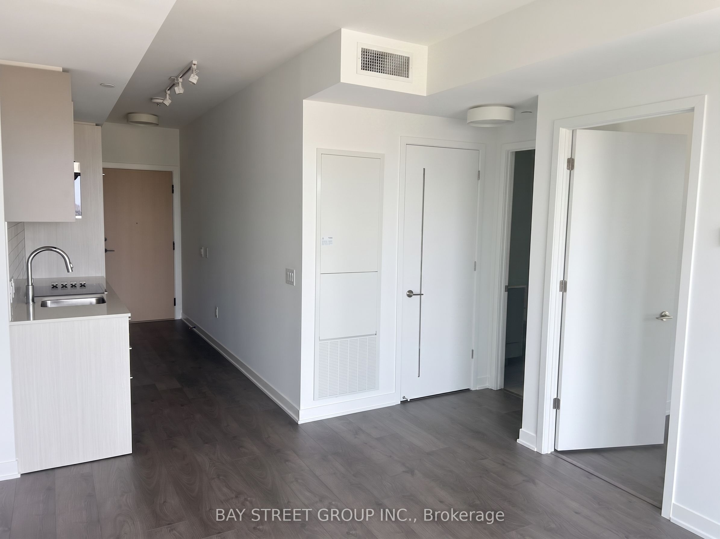 10 Oak Street 2401, Toronto, ON M5A 0Z1 photo 2