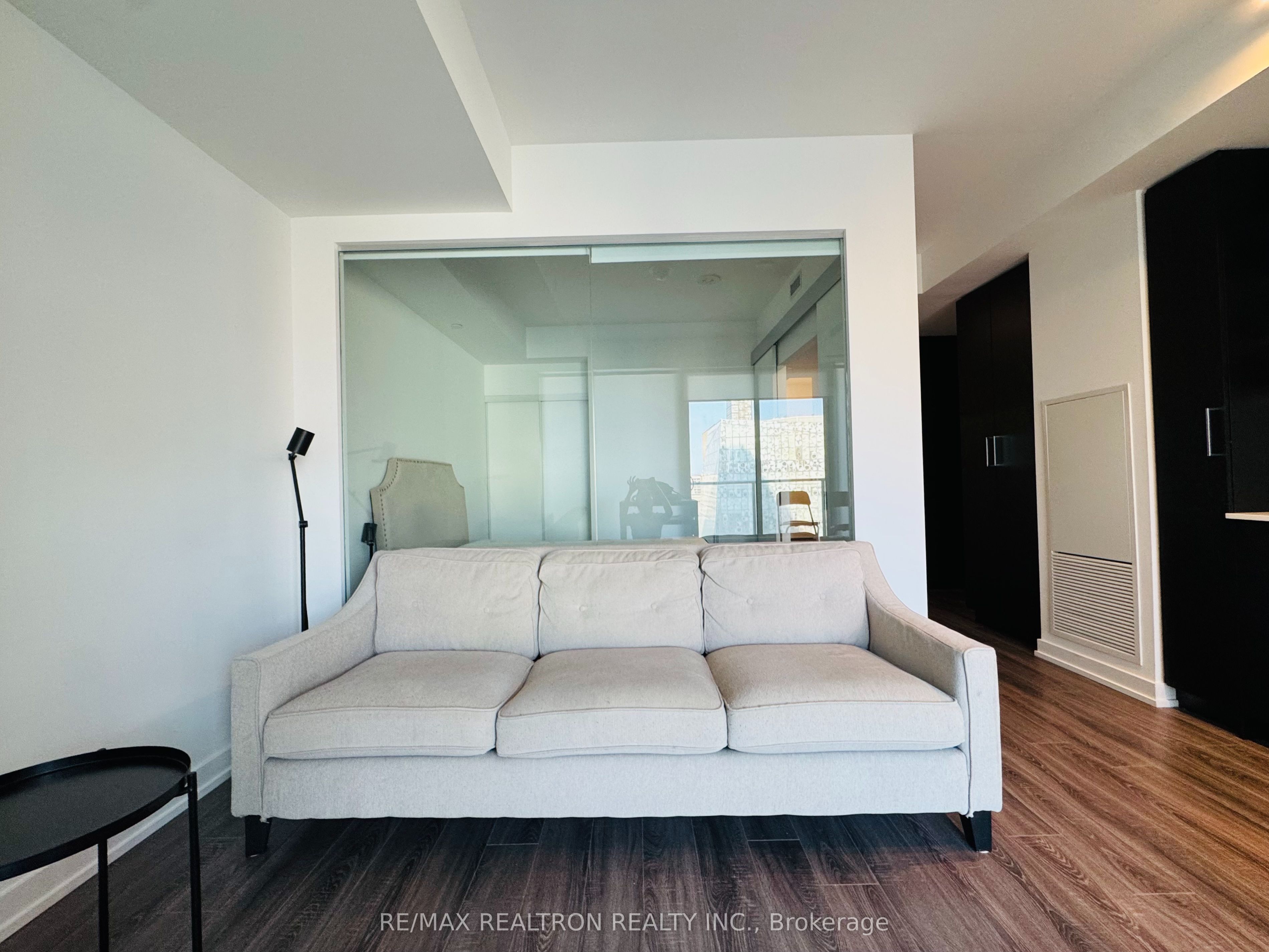 20 Edward St Street 1018, Toronto, ON M5G 0C5 photo 2