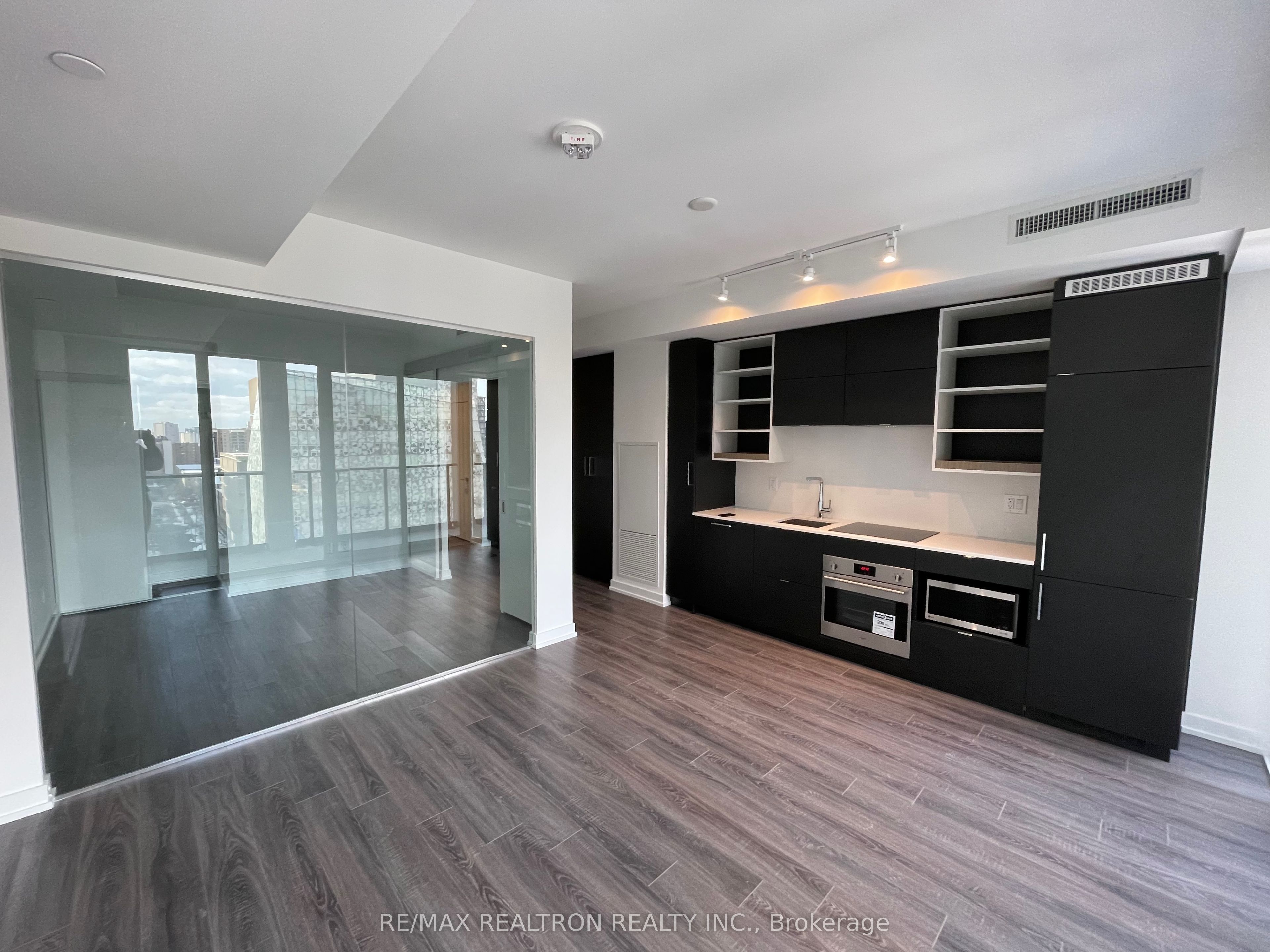 20 Edward St Street 1018, Toronto, ON M5G 0C5 photo 4