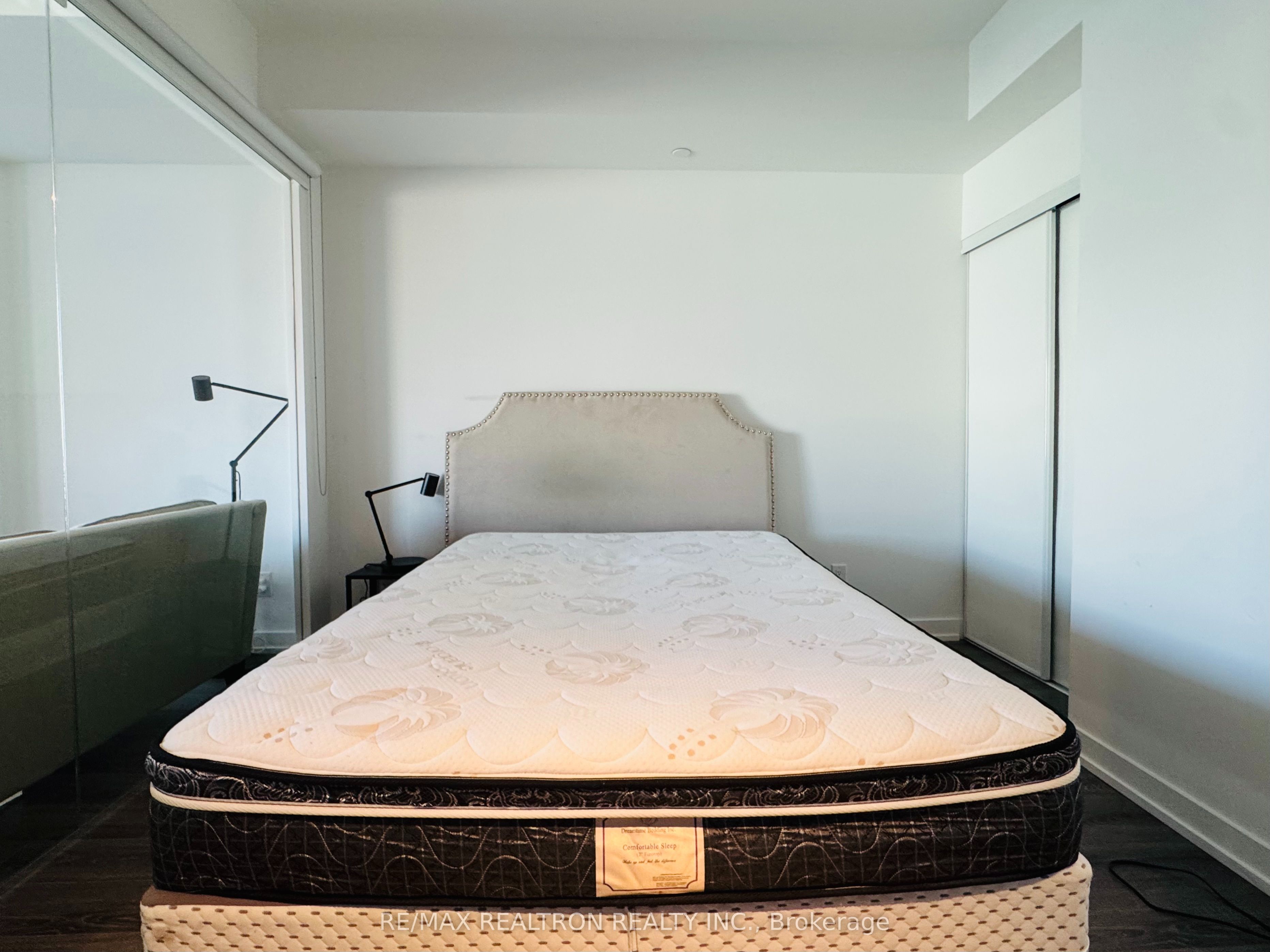 20 Edward St Street 1018, Toronto, ON M5G 0C5 photo 5